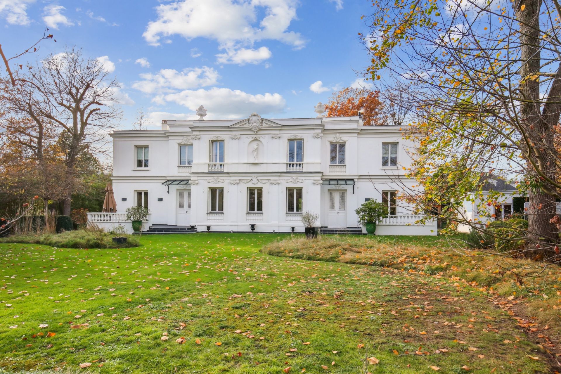 luxury house 8 Rooms for sale on LE VESINET (78110)