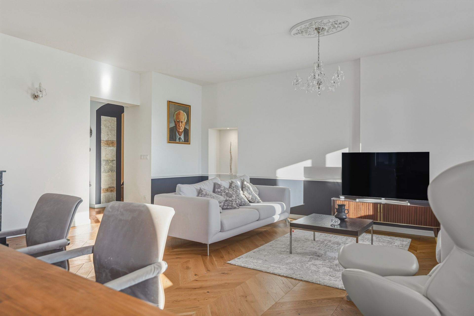 luxury apartment 5 Rooms for sale on CHEVRY (01170)