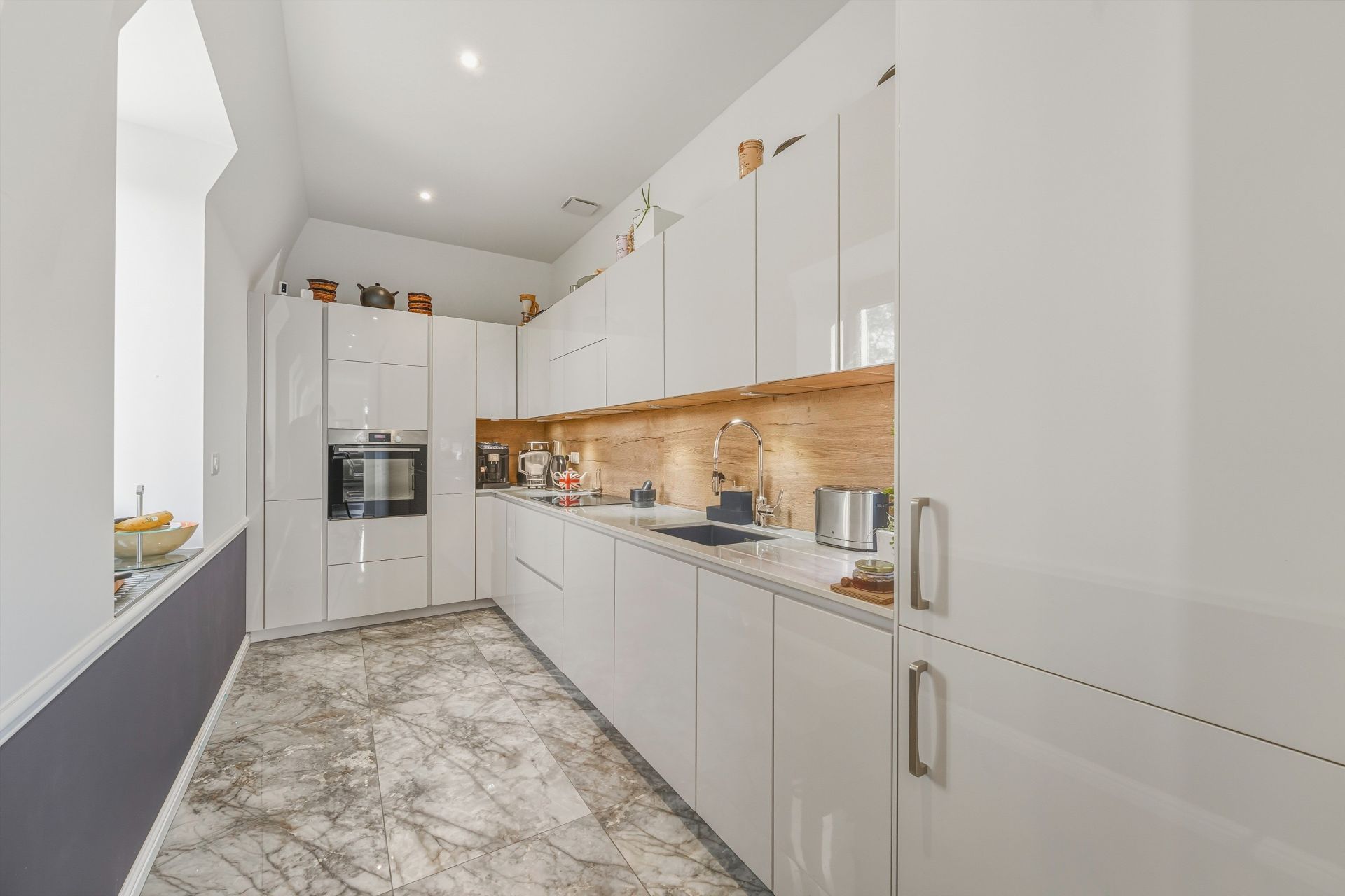 luxury apartment 5 Rooms for sale on CHEVRY (01170)