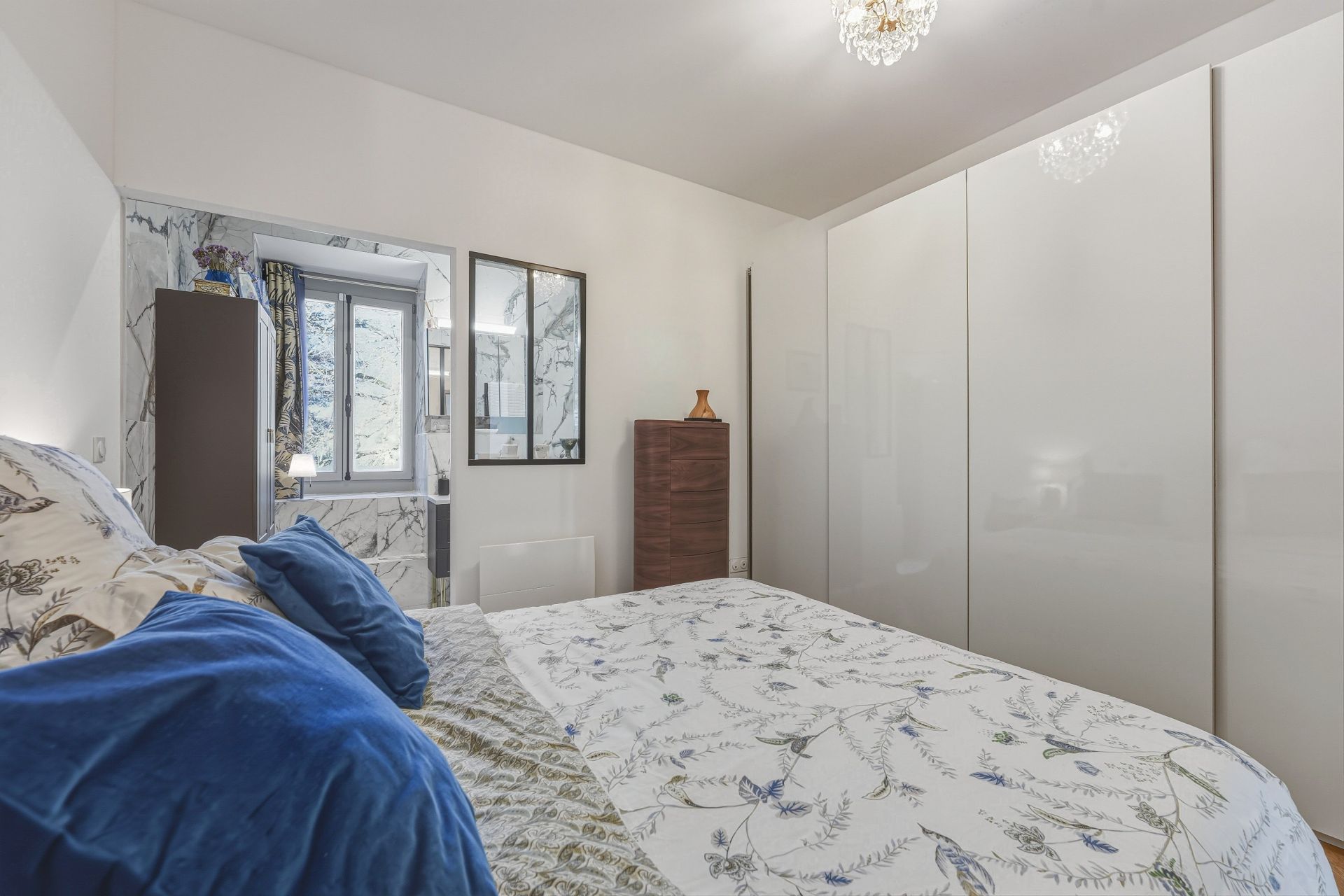 luxury apartment 5 Rooms for sale on CHEVRY (01170)