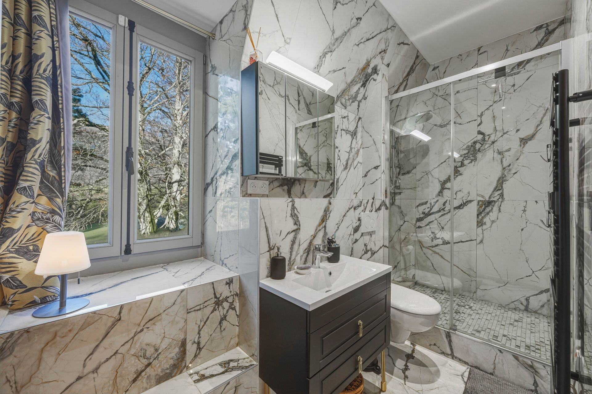 luxury apartment 5 Rooms for sale on CHEVRY (01170)