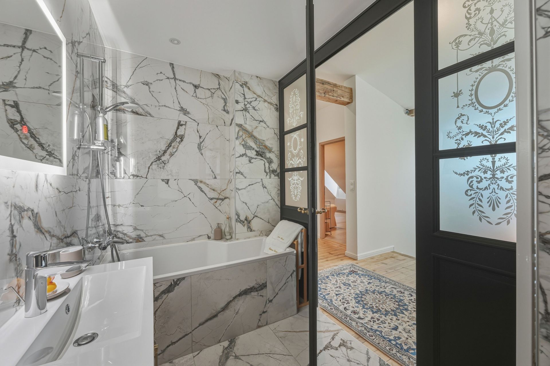 luxury apartment 5 Rooms for sale on CHEVRY (01170)