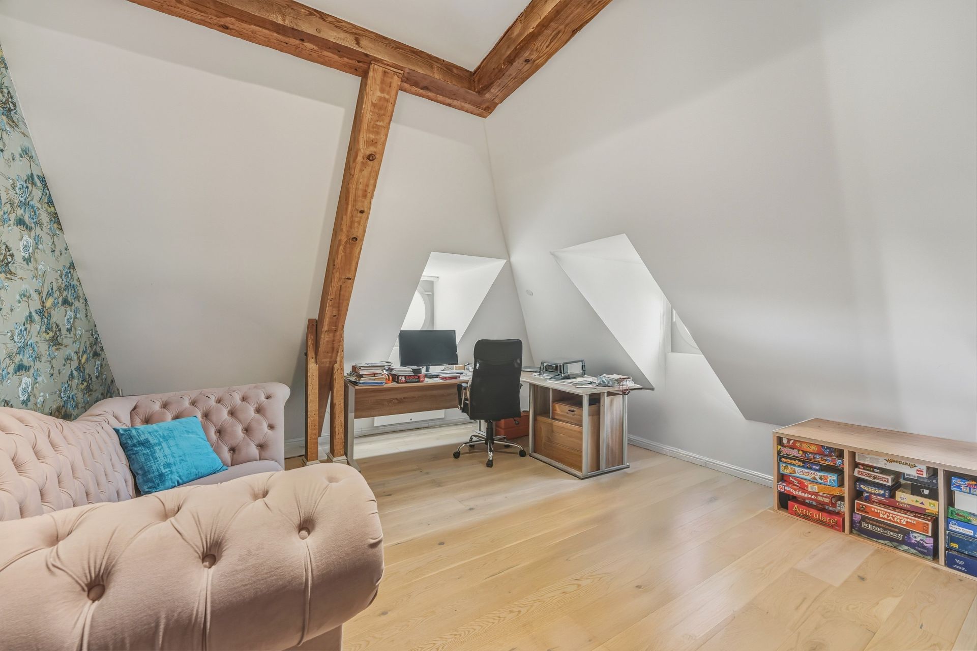 luxury apartment 5 Rooms for sale on CHEVRY (01170)