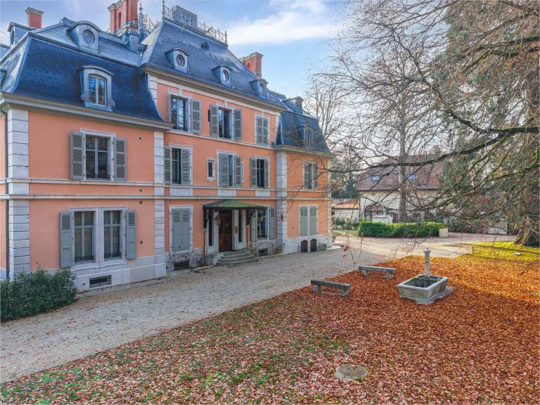 luxury apartment 5 Rooms for sale on CHEVRY (01170)