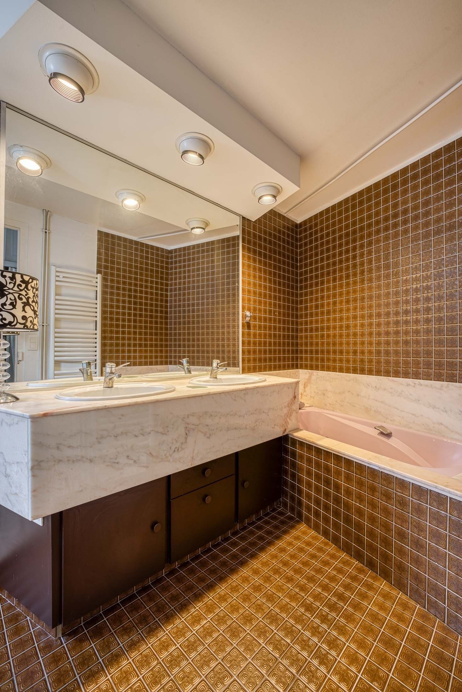 luxury apartment 6 Rooms for sale on AIX LES BAINS (73100)