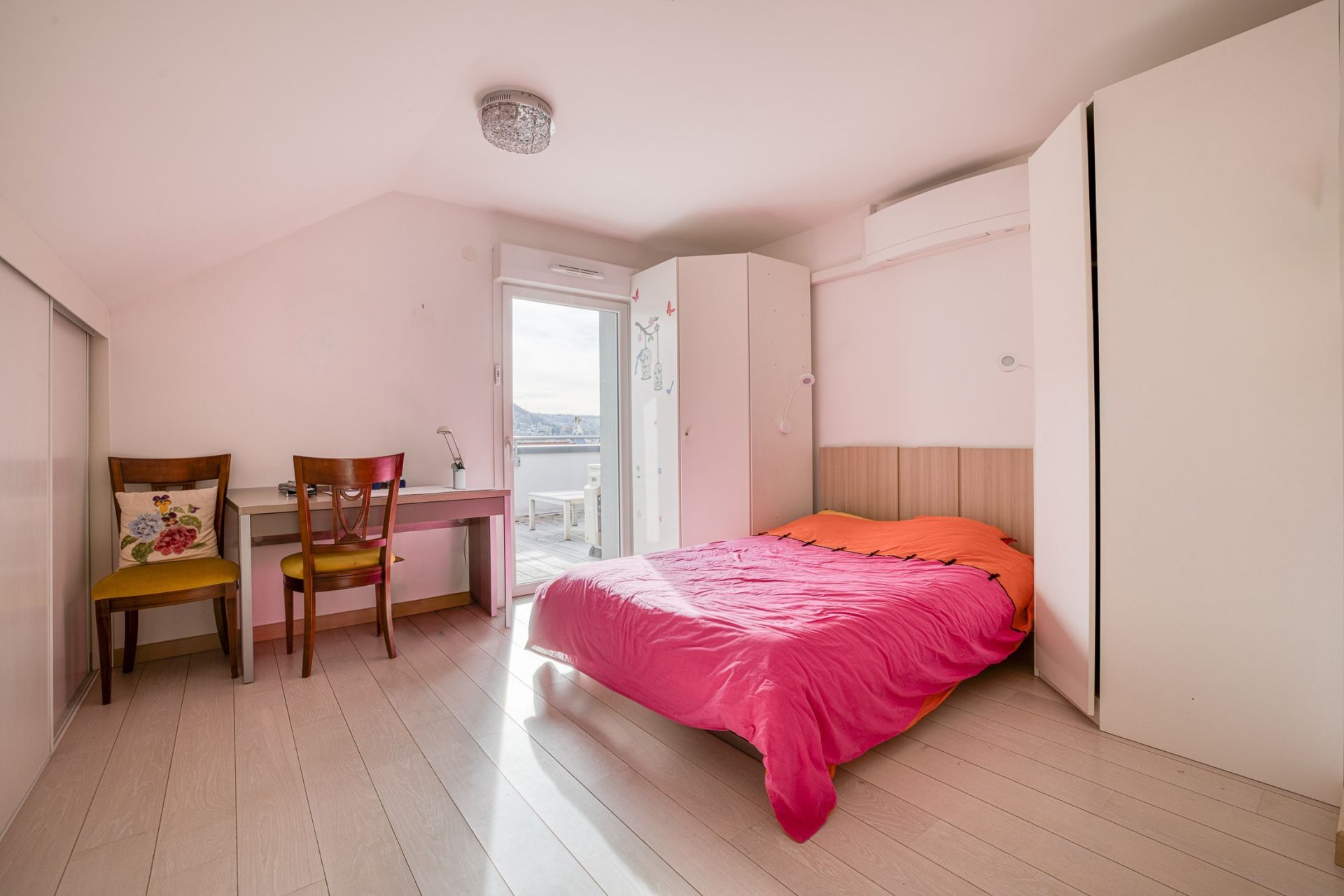 luxury apartment 5 Rooms for sale on ANNECY (74000)