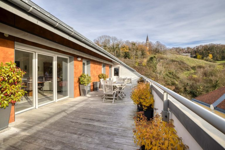 luxury apartment 5 Rooms for sale on ANNECY (74000)