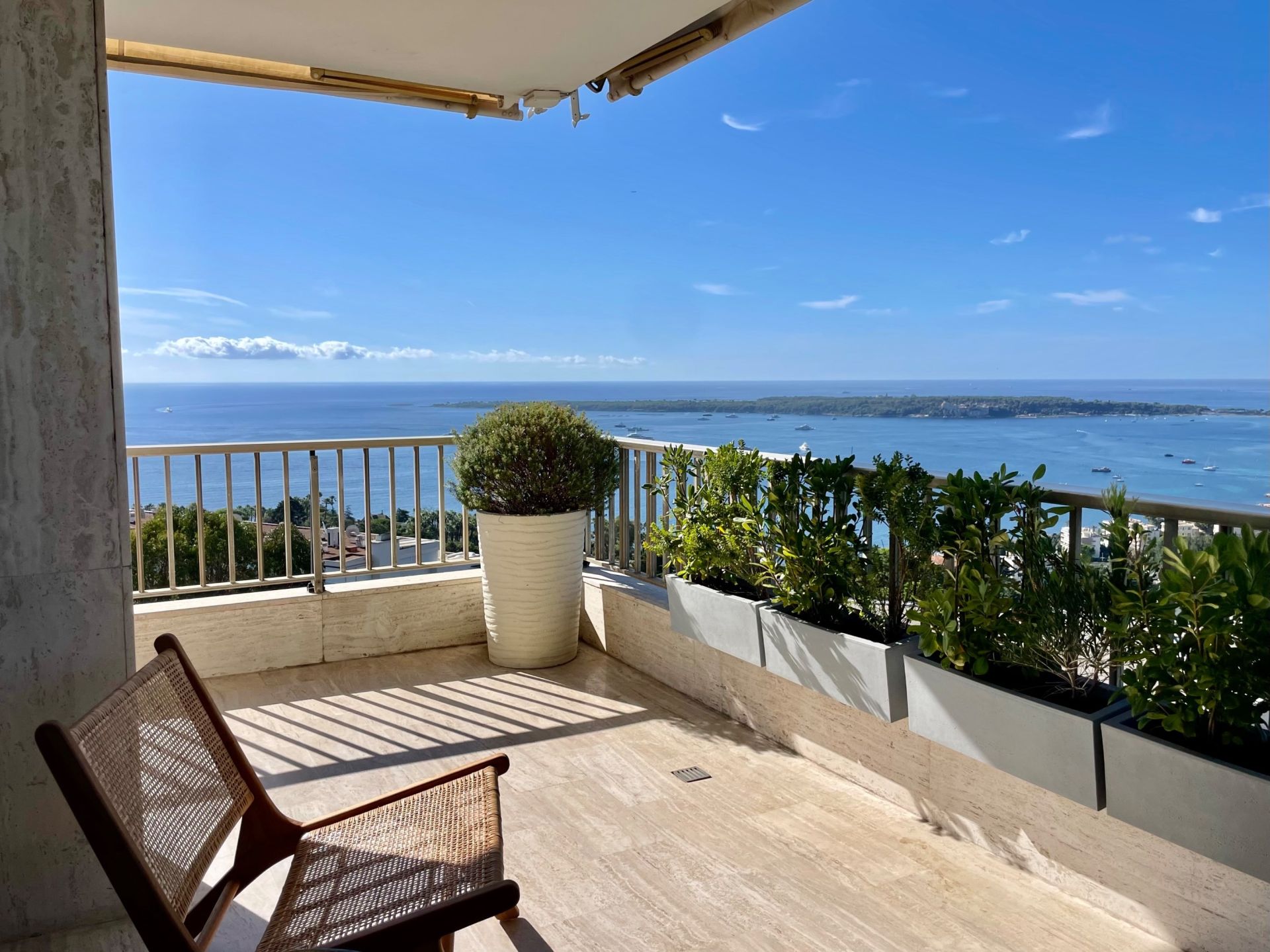 luxury apartment 4 Rooms for sale on CANNES (06400)