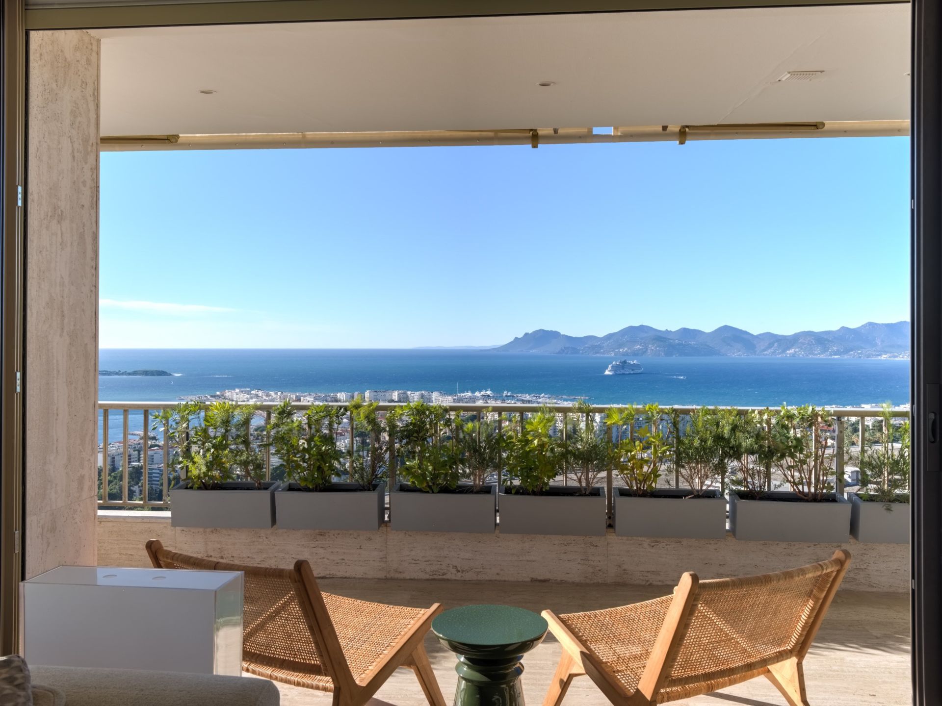luxury apartment 4 Rooms for sale on CANNES (06400)