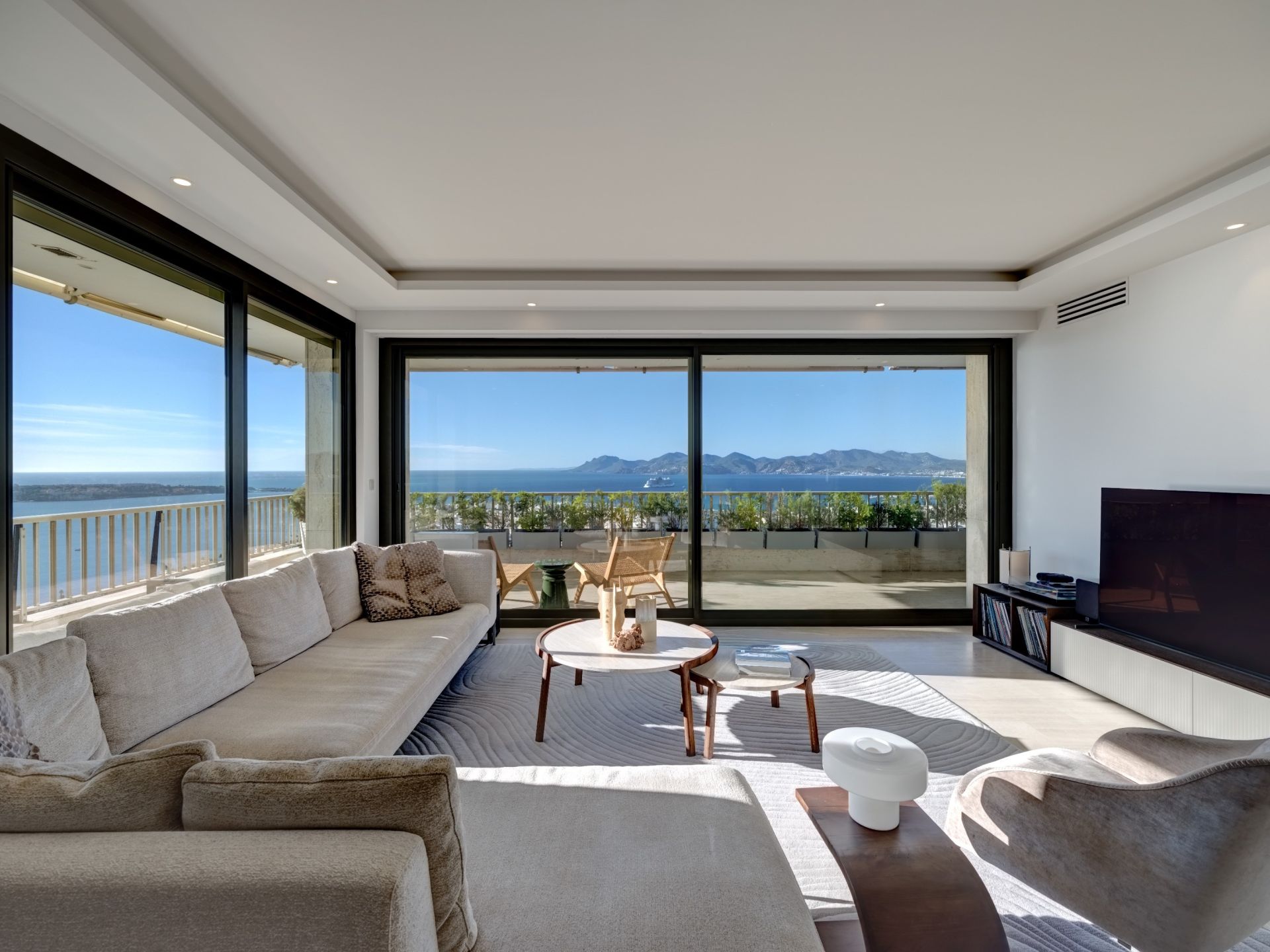 luxury apartment 4 Rooms for sale on CANNES (06400)