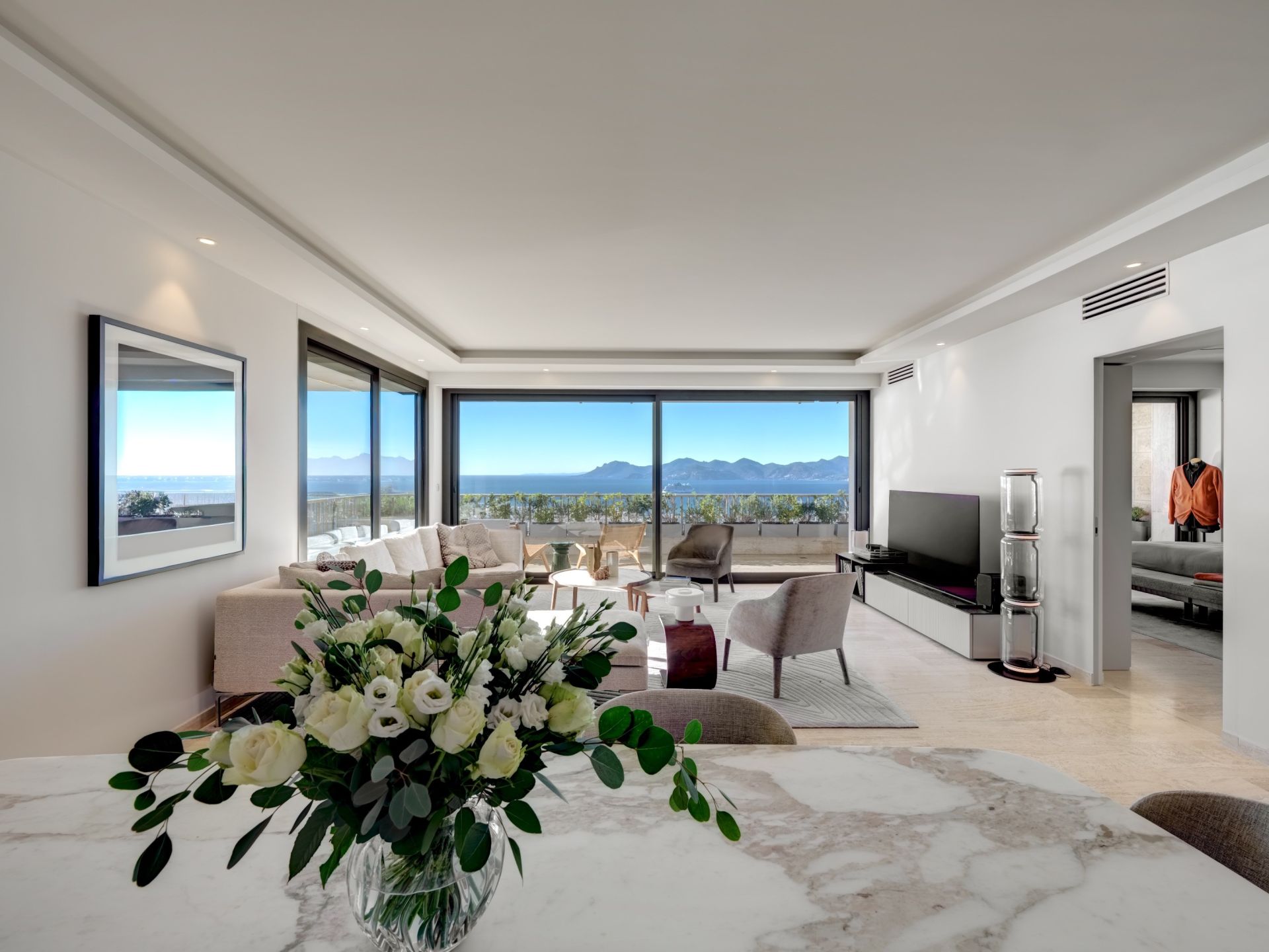 luxury apartment 4 Rooms for sale on CANNES (06400)