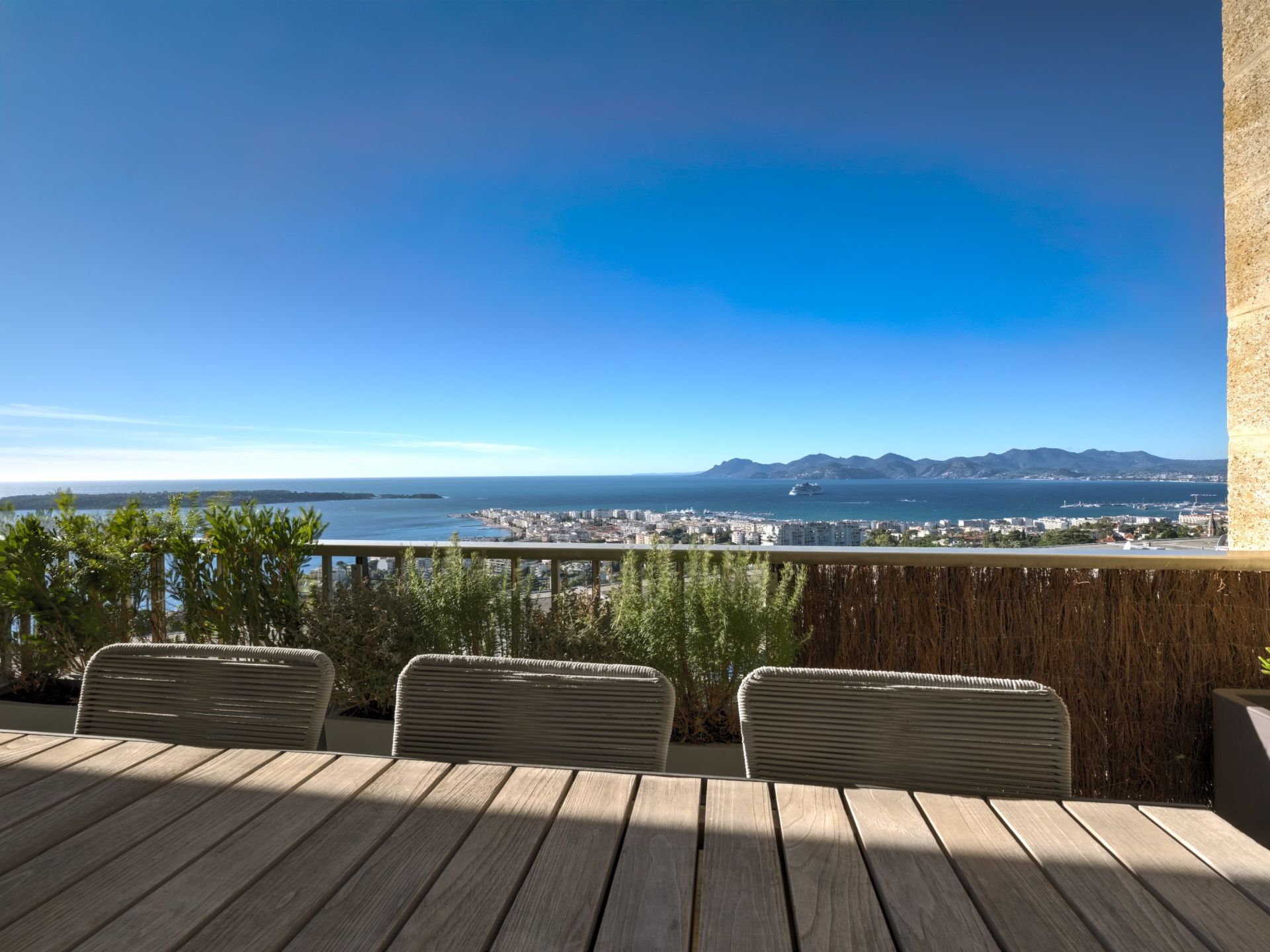 luxury apartment 4 Rooms for sale on CANNES (06400)