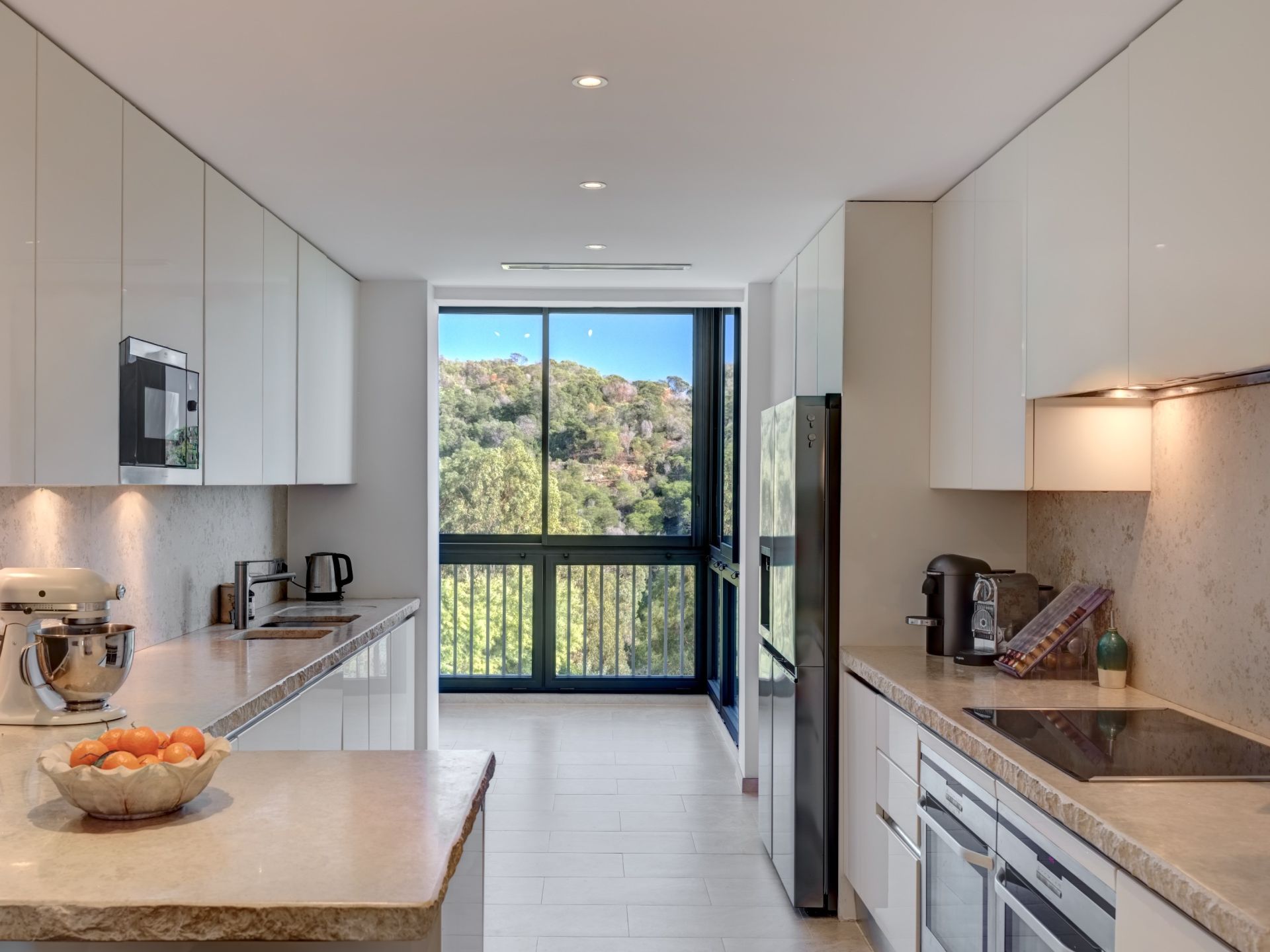 luxury apartment 4 Rooms for sale on CANNES (06400)