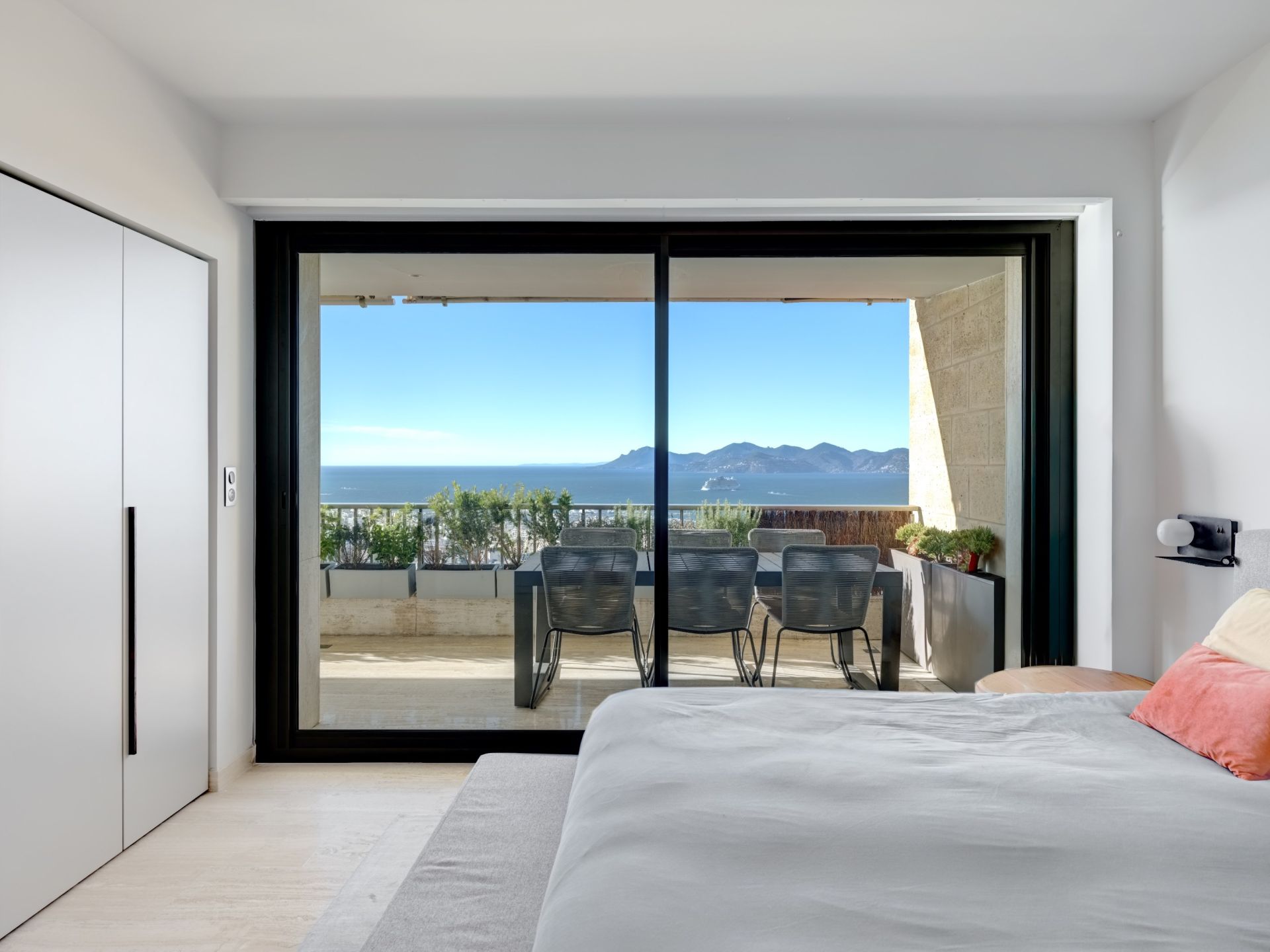 luxury apartment 4 Rooms for sale on CANNES (06400)