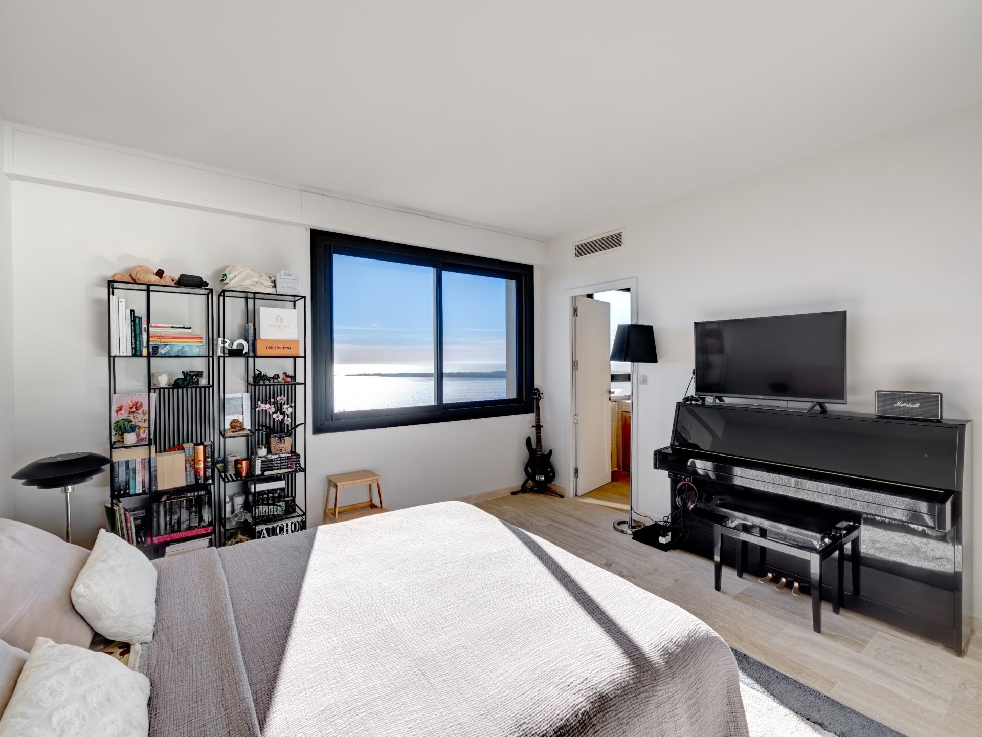 luxury apartment 4 Rooms for sale on CANNES (06400)