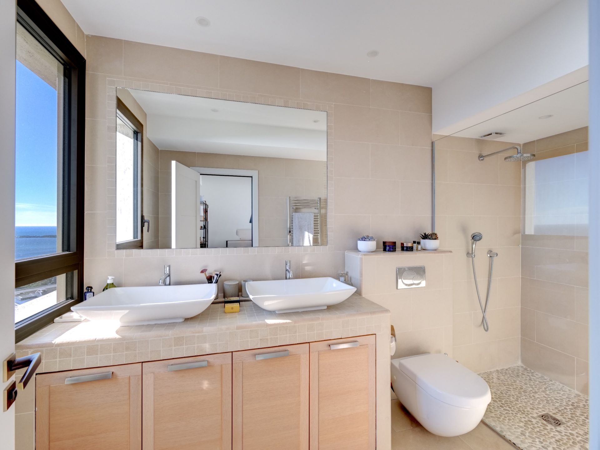 luxury apartment 4 Rooms for sale on CANNES (06400)