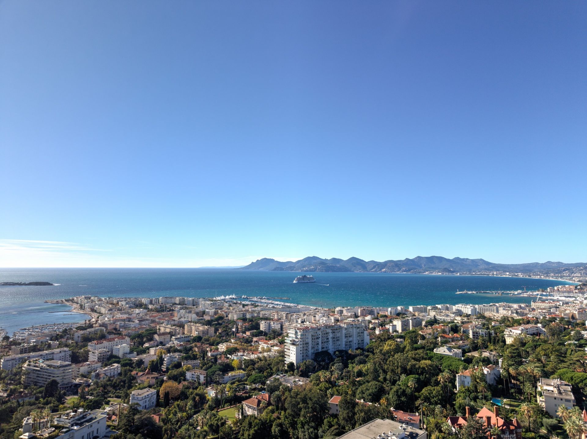luxury apartment 4 Rooms for sale on CANNES (06400)