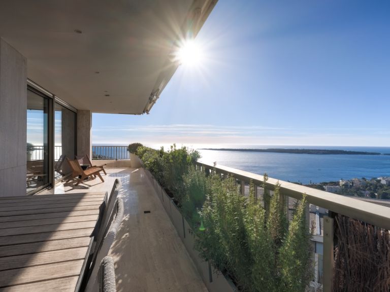 luxury apartment 4 Rooms for sale on CANNES (06400)