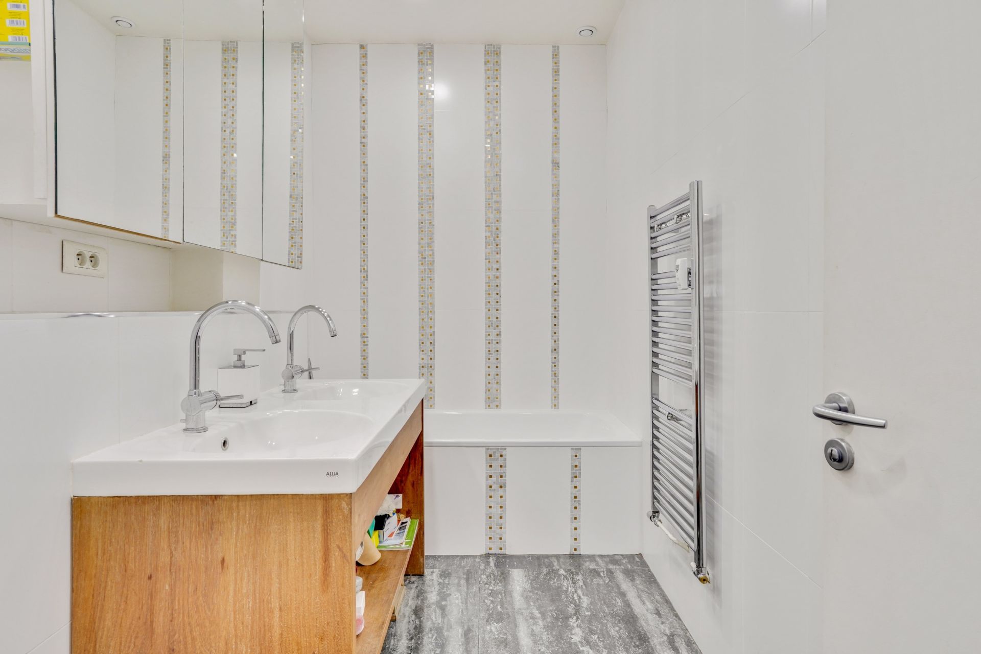 luxury apartment 5 Rooms for sale on PARIS (75018)