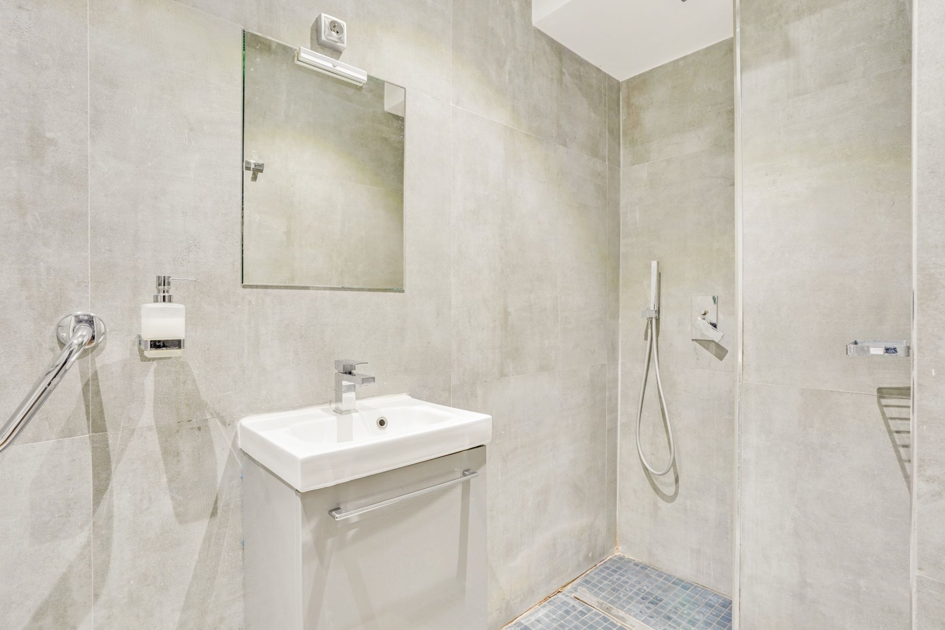 luxury apartment 5 Rooms for sale on PARIS (75018)