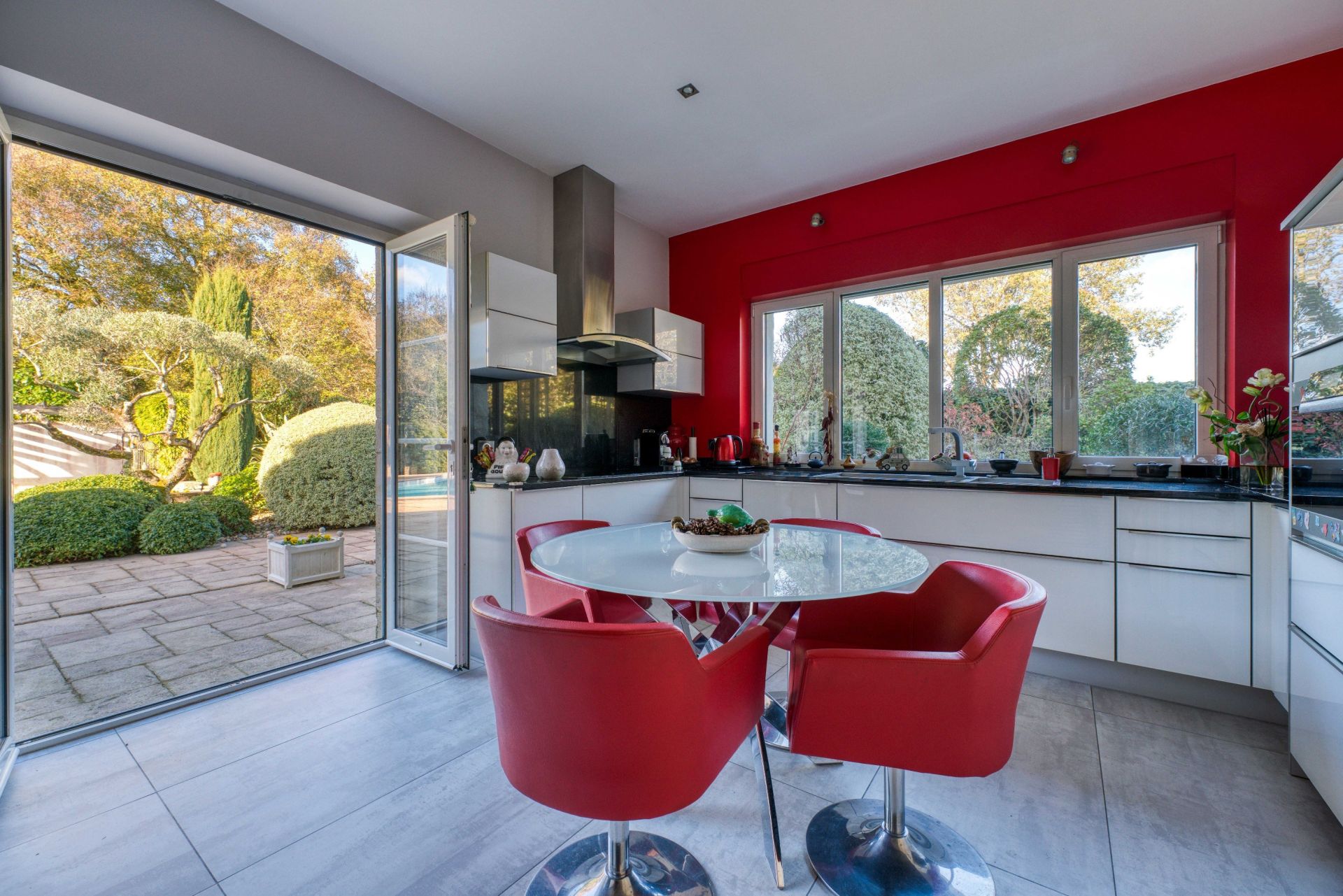 luxury house 8 Rooms for sale on LAGORD (17140)