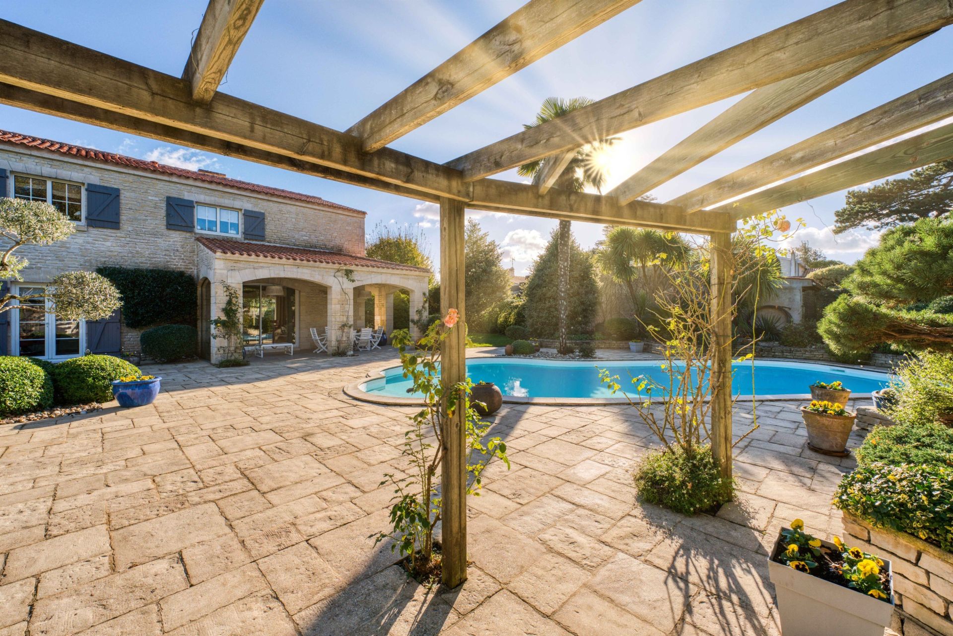 luxury house 8 Rooms for sale on LAGORD (17140)