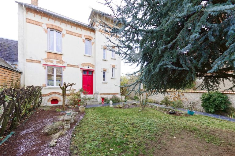 luxury house 8 Rooms for sale on ORLEANS (45100)