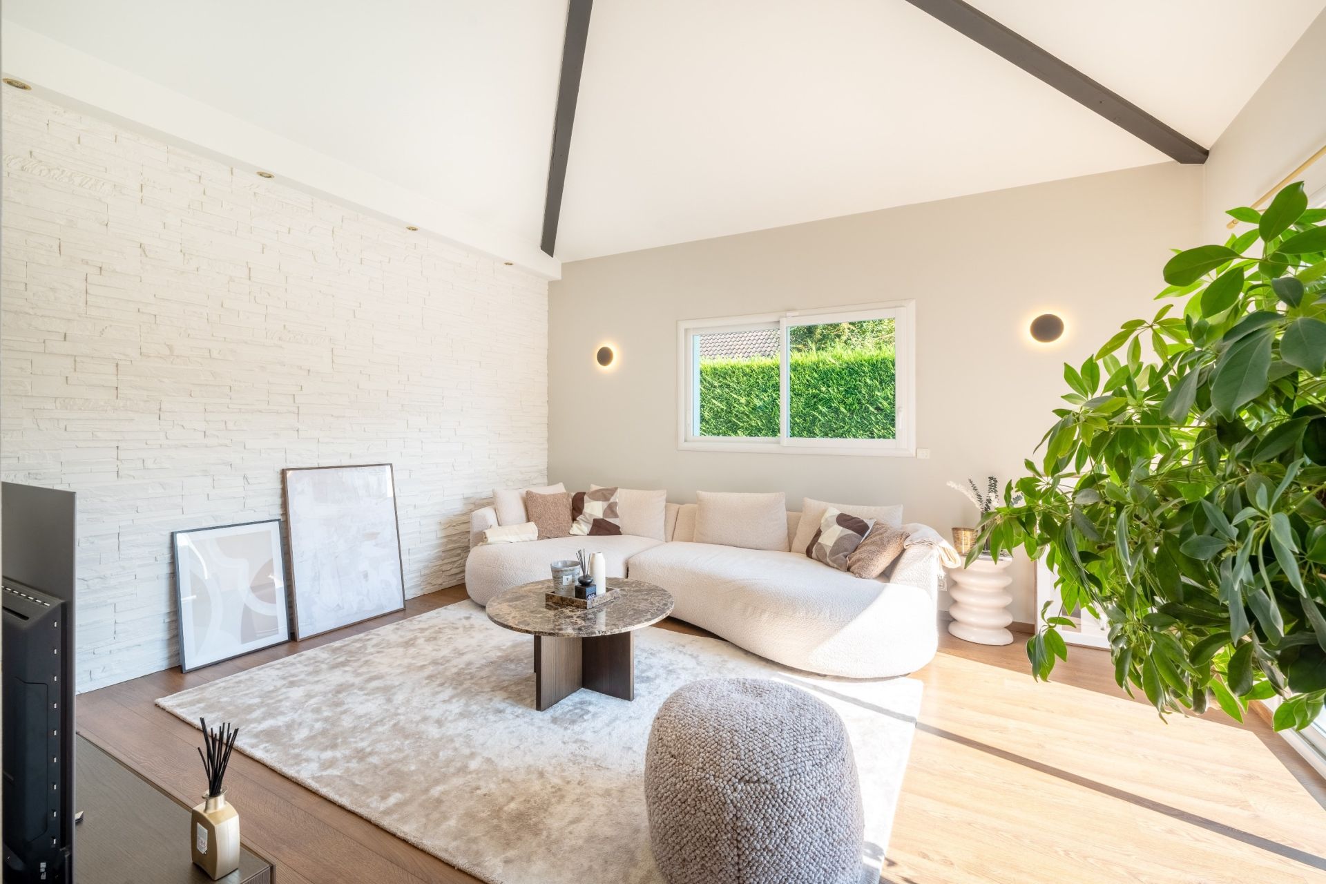 luxury house 6 Rooms for sale on CHENS SUR LEMAN (74140)