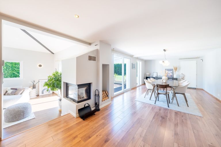 luxury house 6 Rooms for sale on CHENS SUR LEMAN (74140)