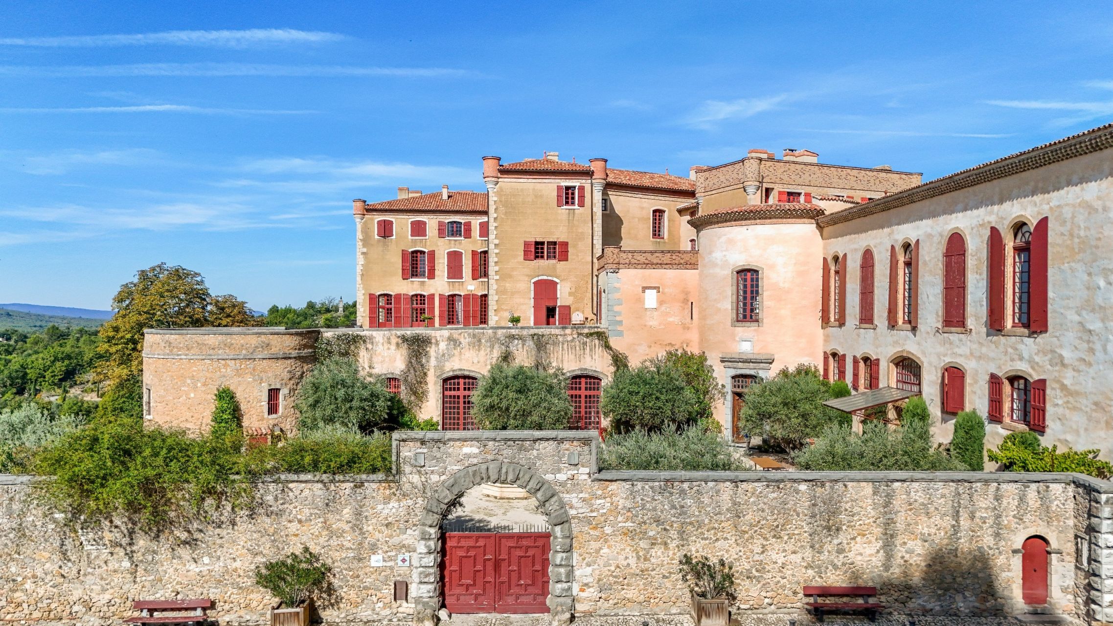 château 100 Pièces en vente sur LA VERDIERE (83560)