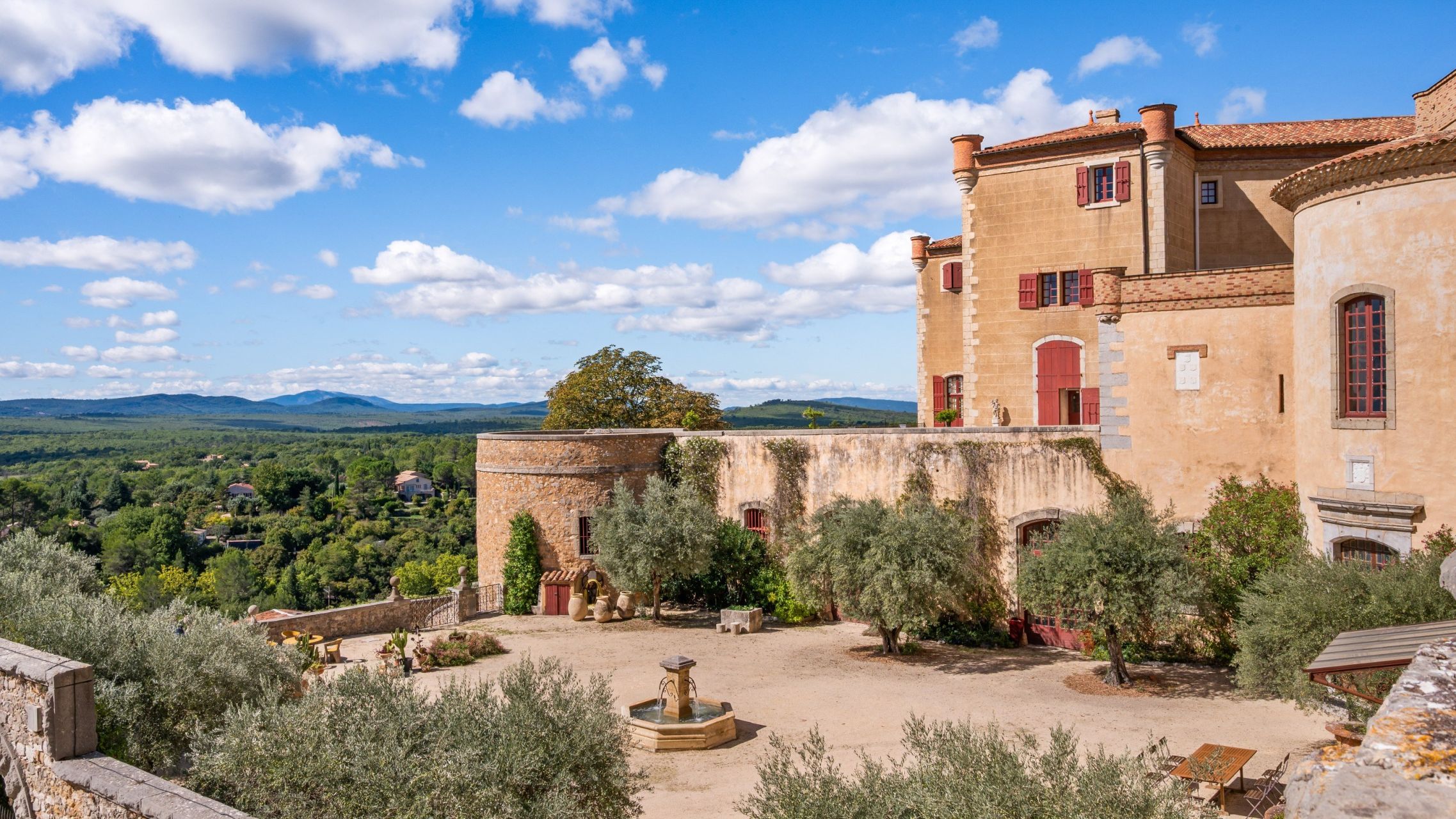 château 100 Pièces en vente sur LA VERDIERE (83560)