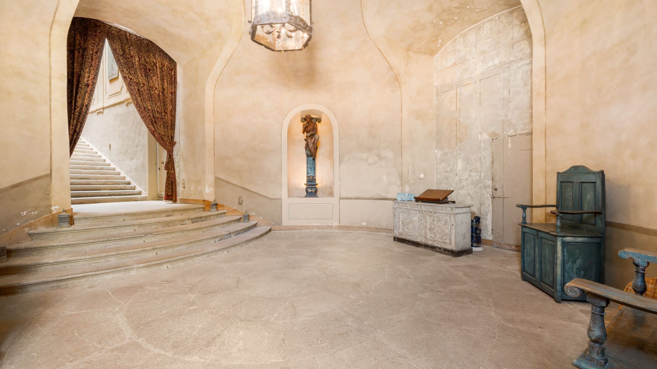 château 100 Pièces en vente sur LA VERDIERE (83560)
