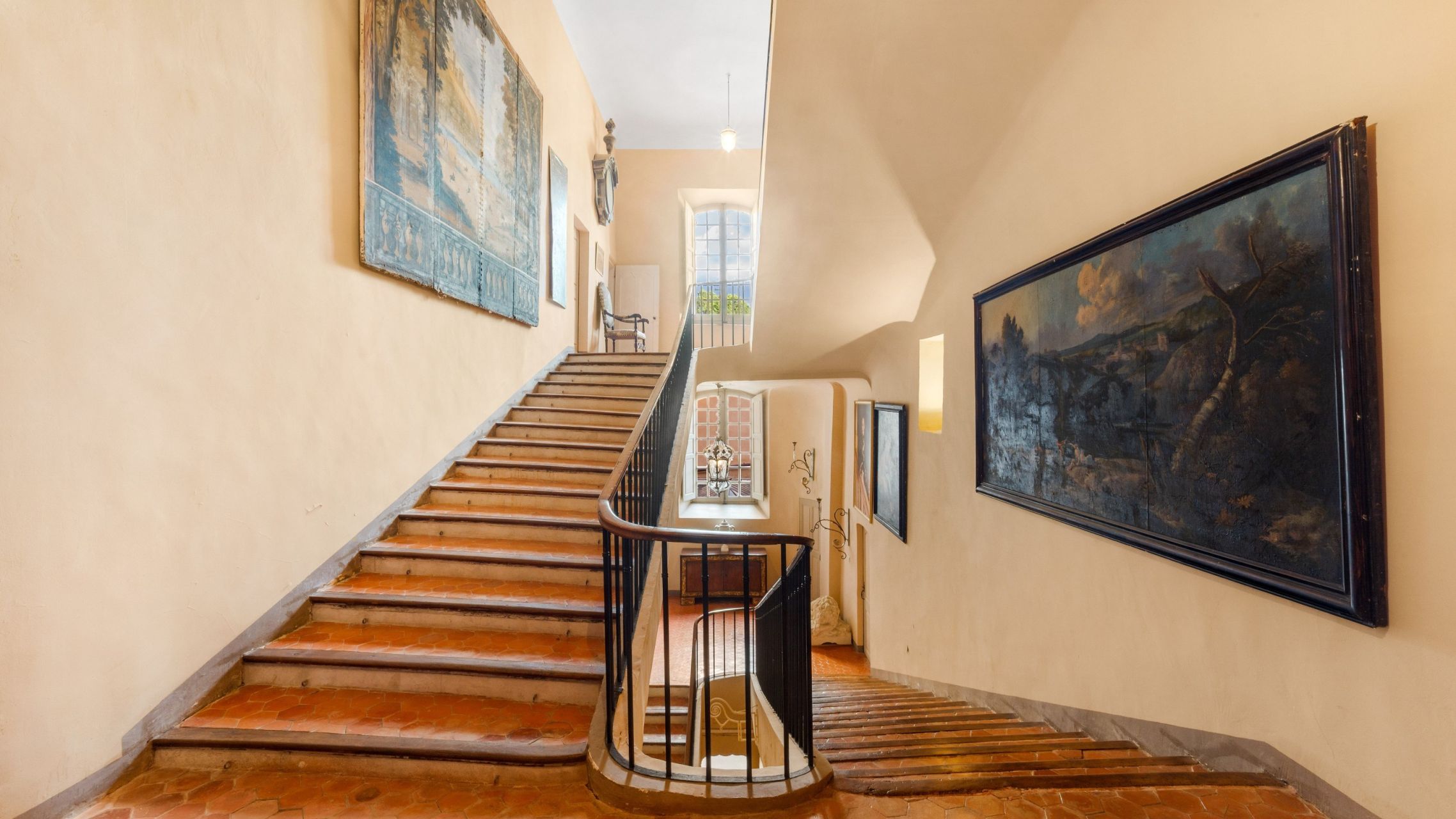castle 100 Rooms for sale on LA VERDIERE (83560)