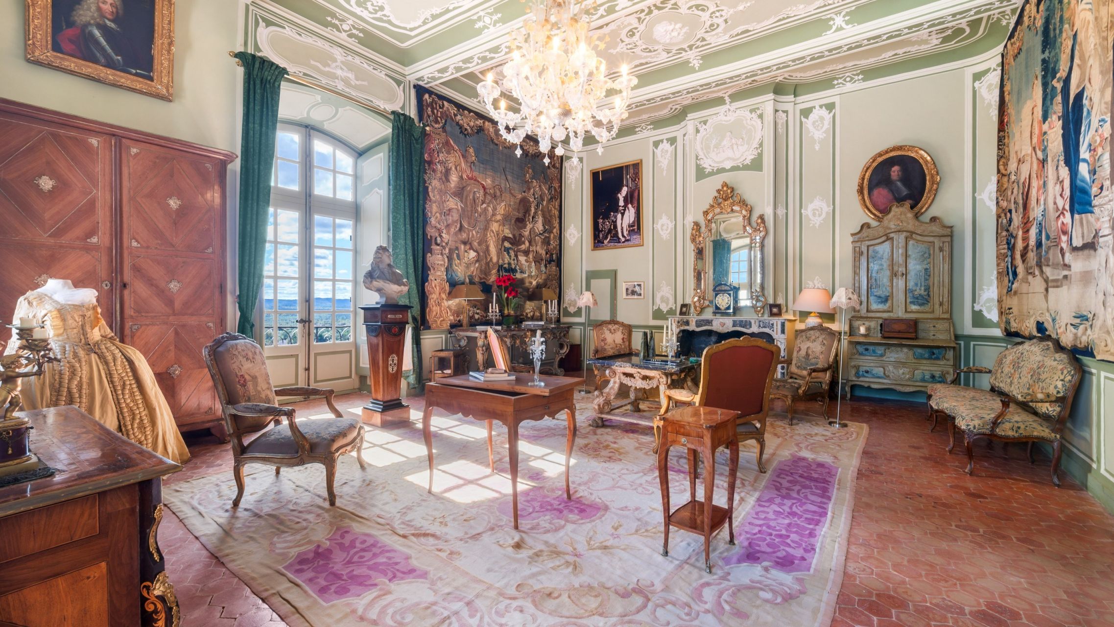 château 100 Pièces en vente sur LA VERDIERE (83560)