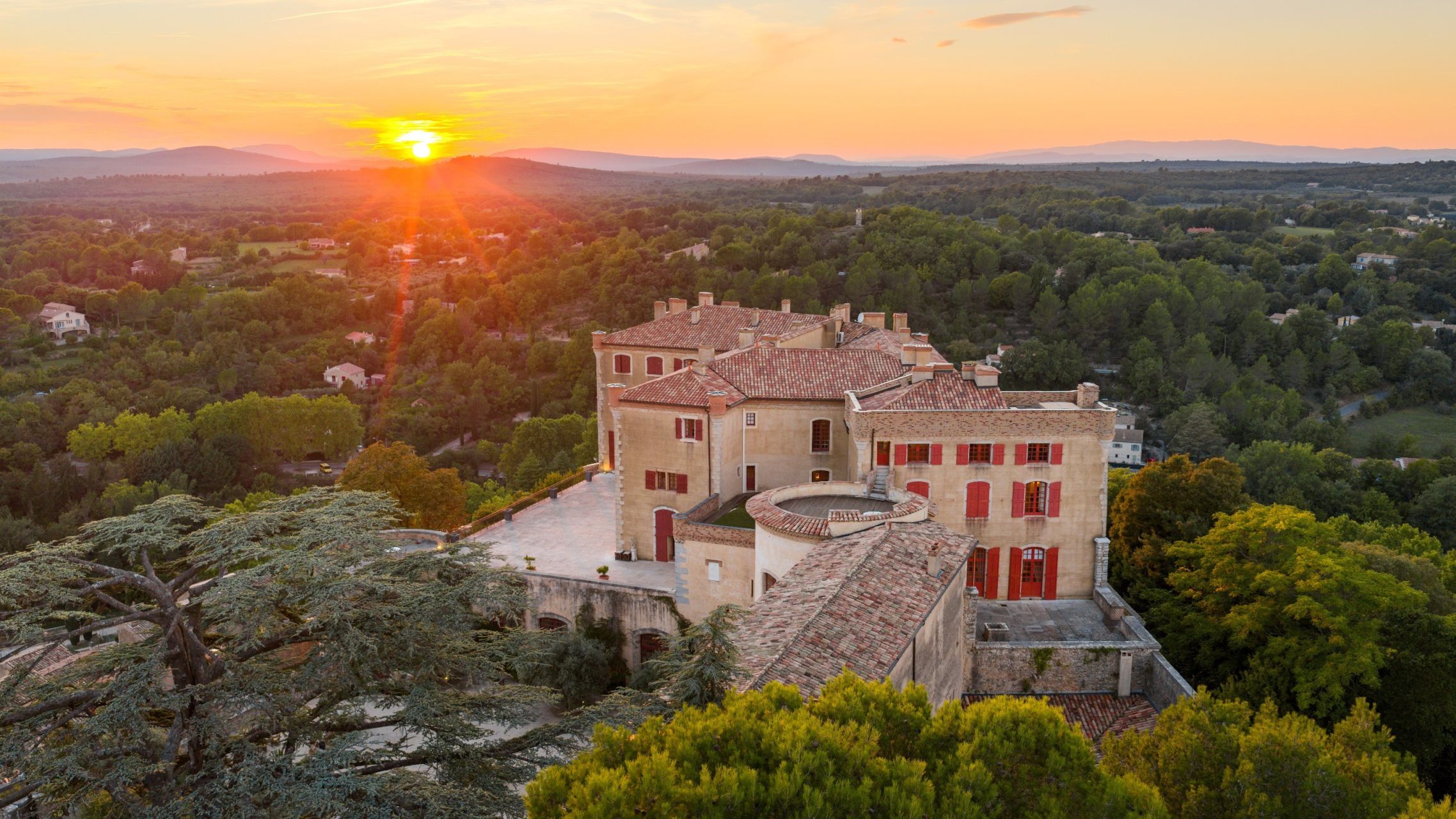 castle 100 Rooms for sale on LA VERDIERE (83560)