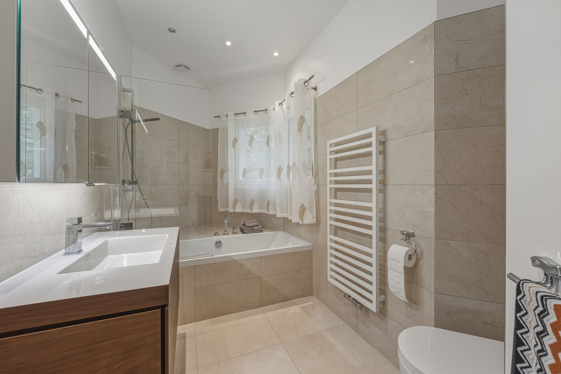 luxury house 6 Rooms for sale on ECHENEVEX (01170)