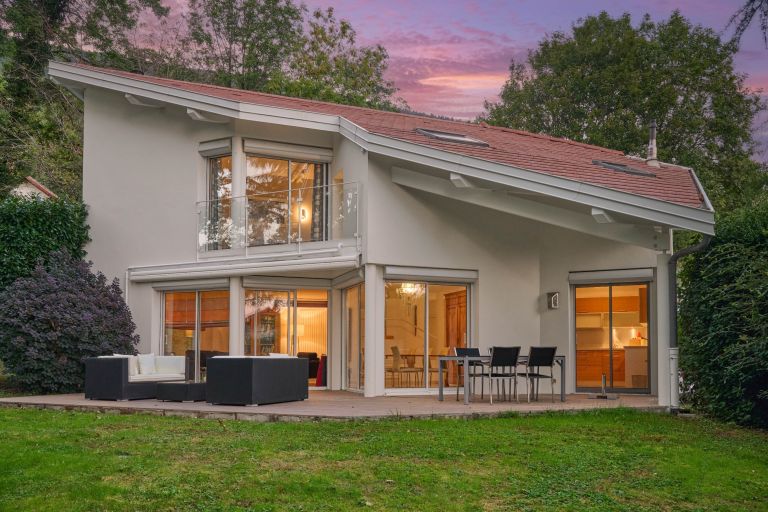 luxury house 6 Rooms for sale on ECHENEVEX (01170)