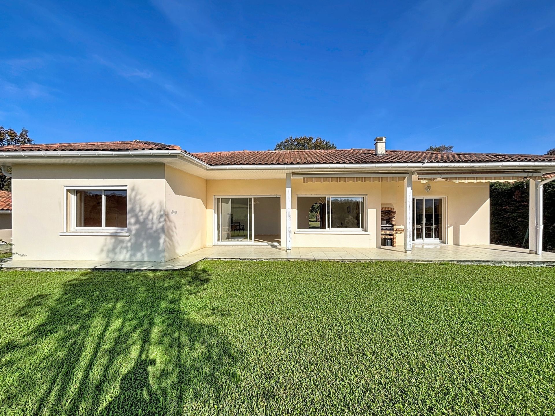 luxury house 4 Rooms for sale on URRUGNE (64122)