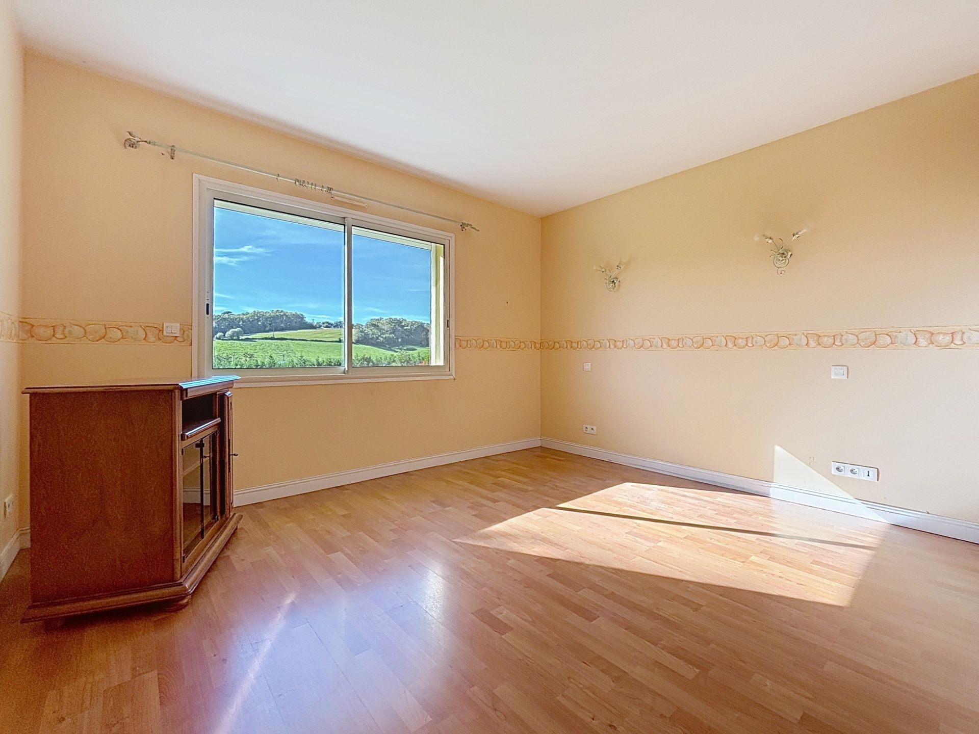 luxury house 4 Rooms for sale on URRUGNE (64122)