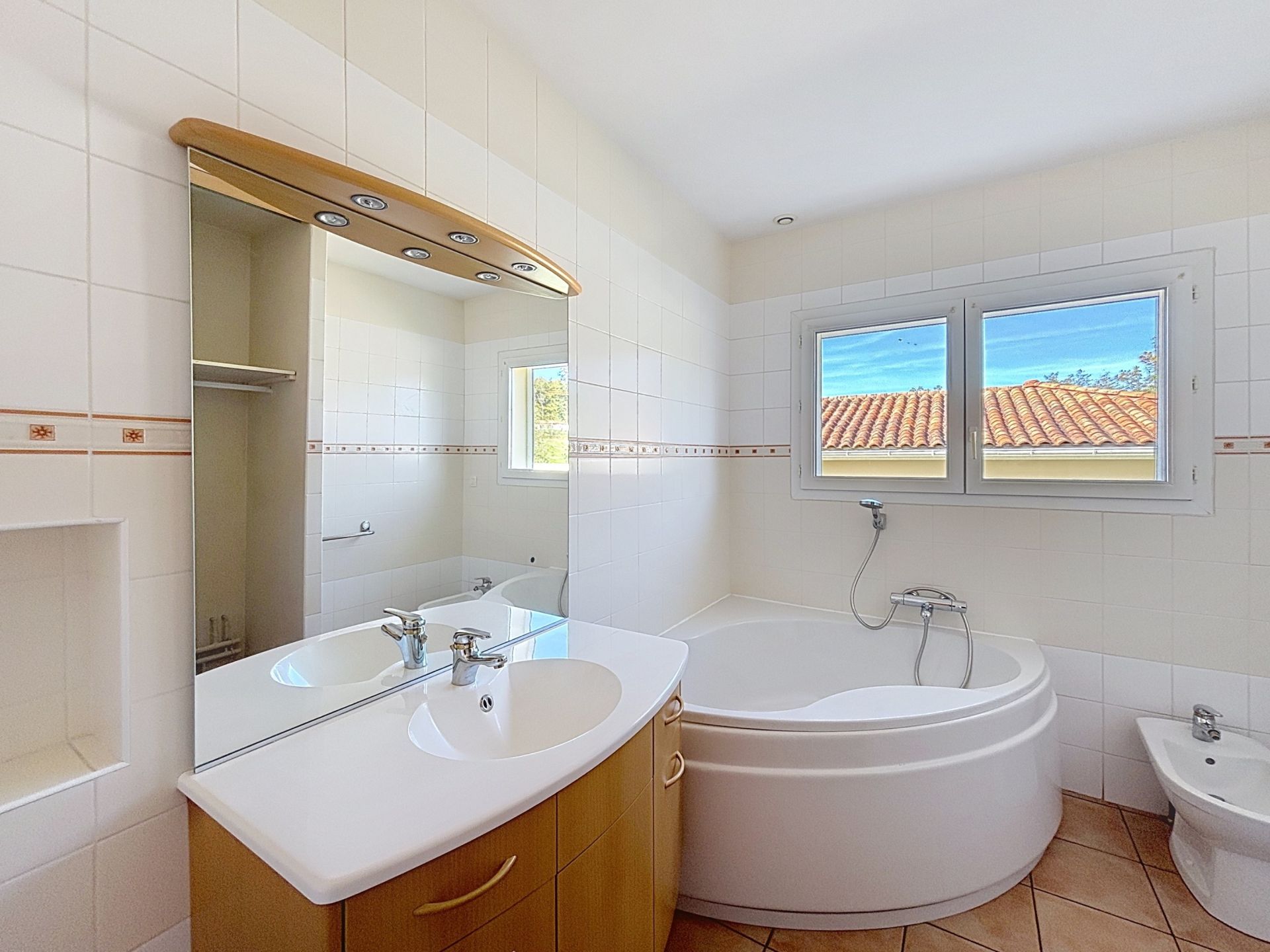 luxury house 4 Rooms for sale on URRUGNE (64122)