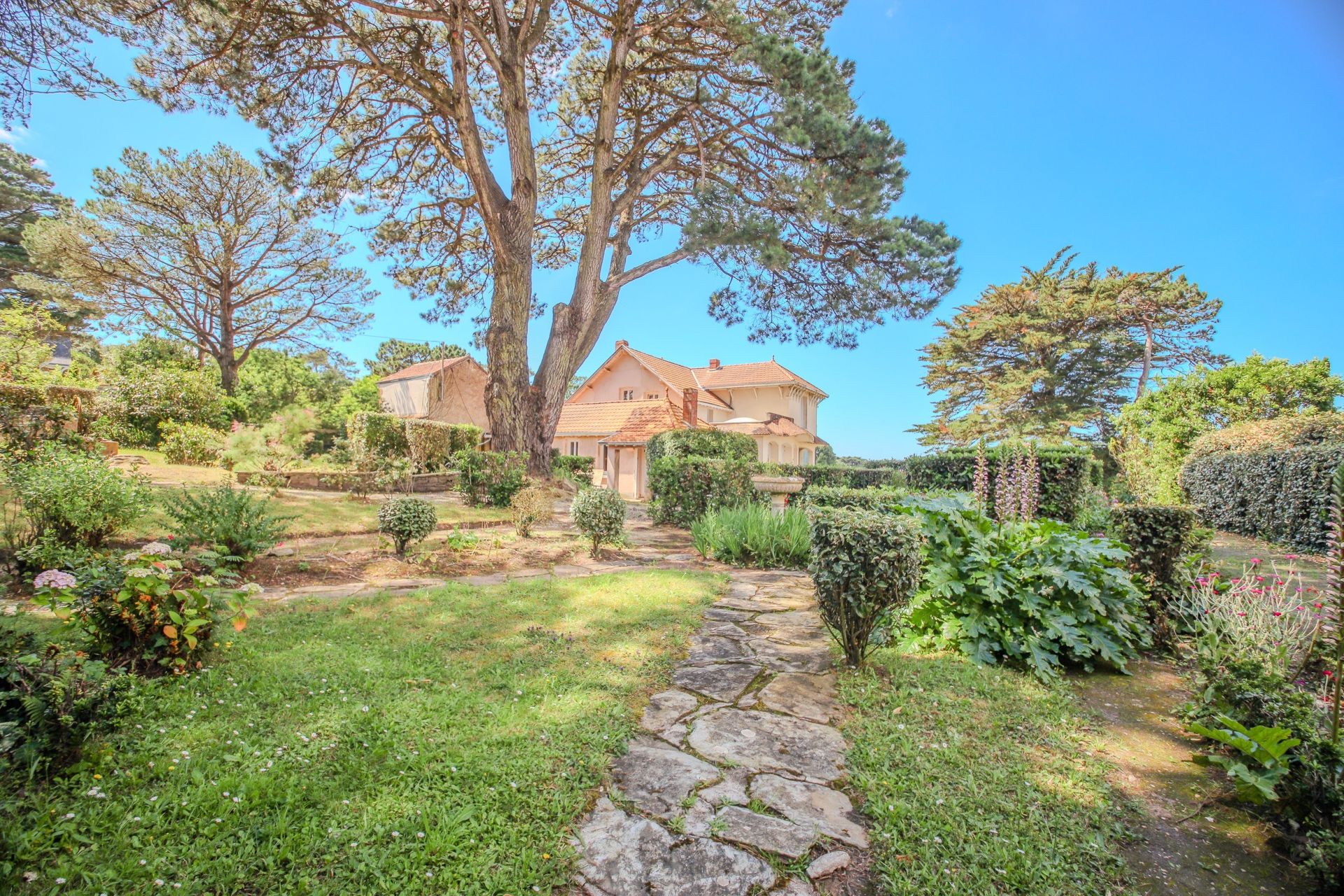 luxury house 12 Rooms for sale on PORNIC (44210)