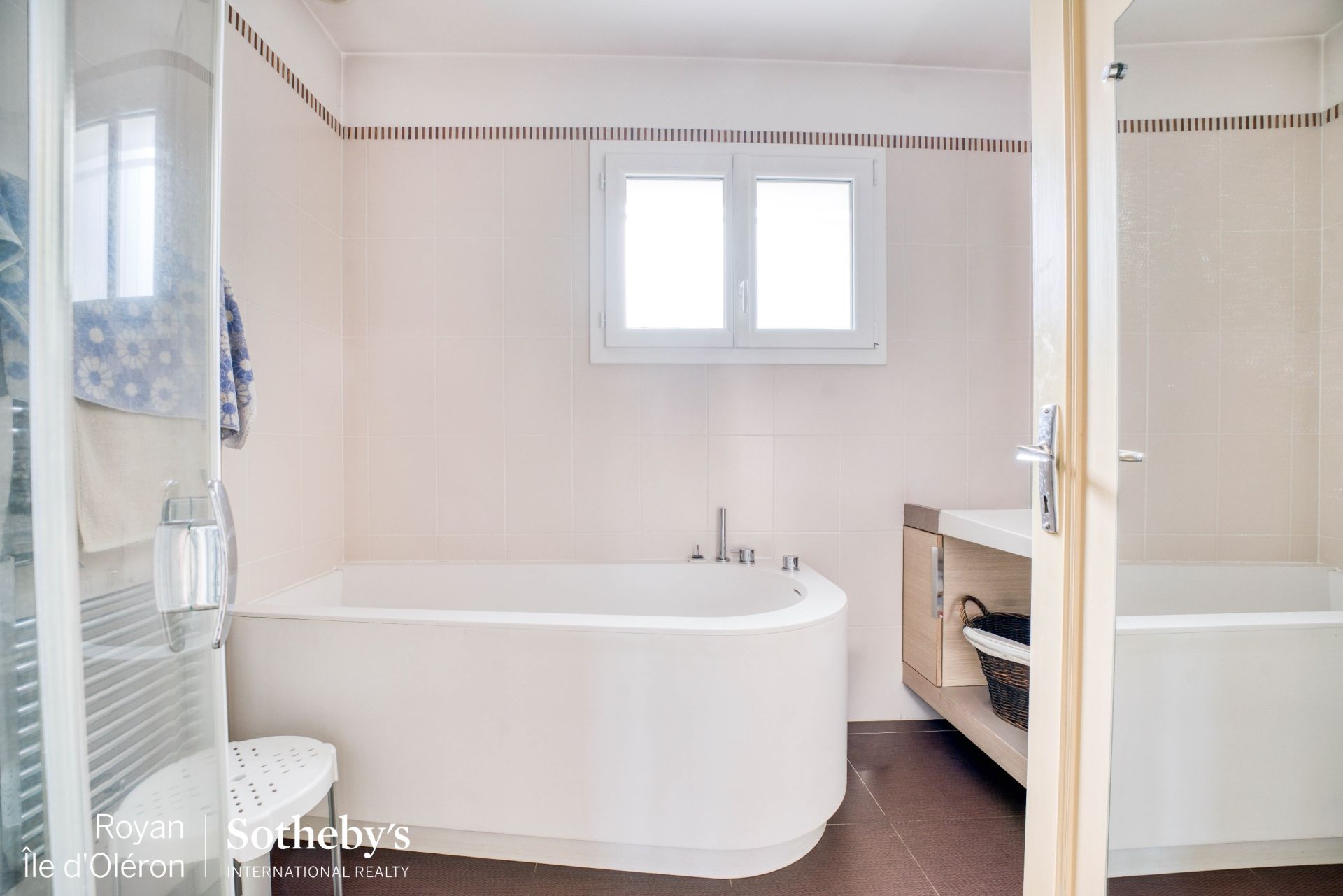 luxury house 7 Rooms for sale on LE GRAND VILLAGE PLAGE (17370)