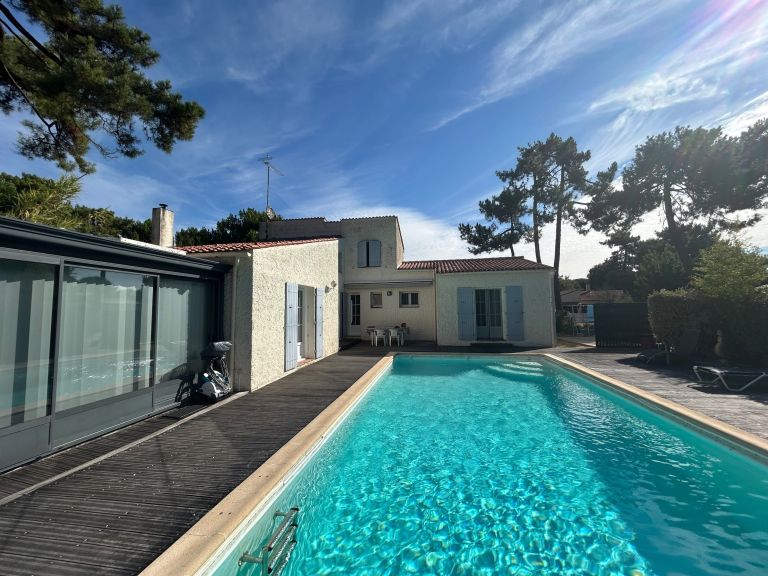 luxury house 7 Rooms for sale on LE GRAND VILLAGE PLAGE (17370)