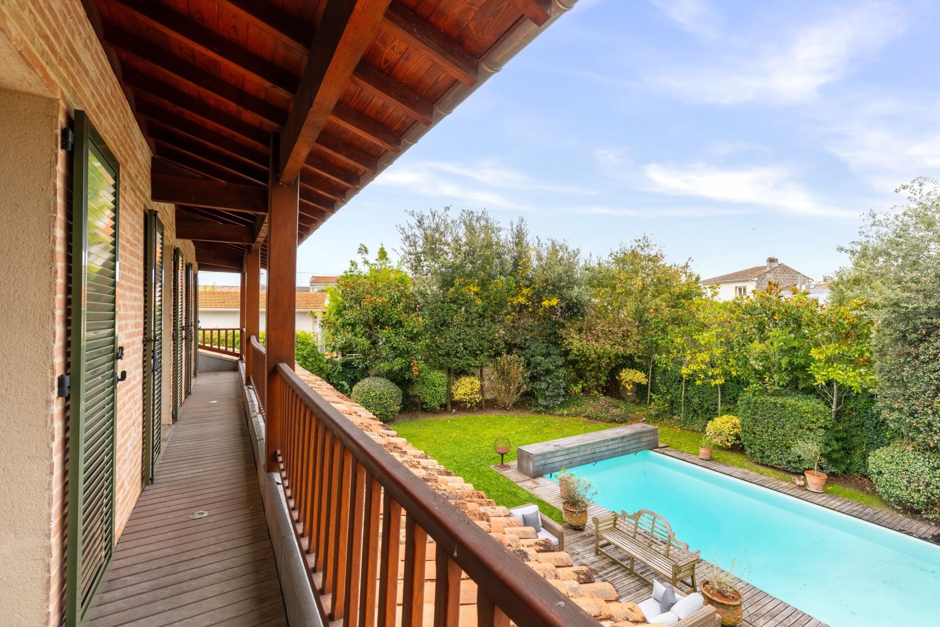 luxury house 10 Rooms for sale on BORDEAUX (33000)