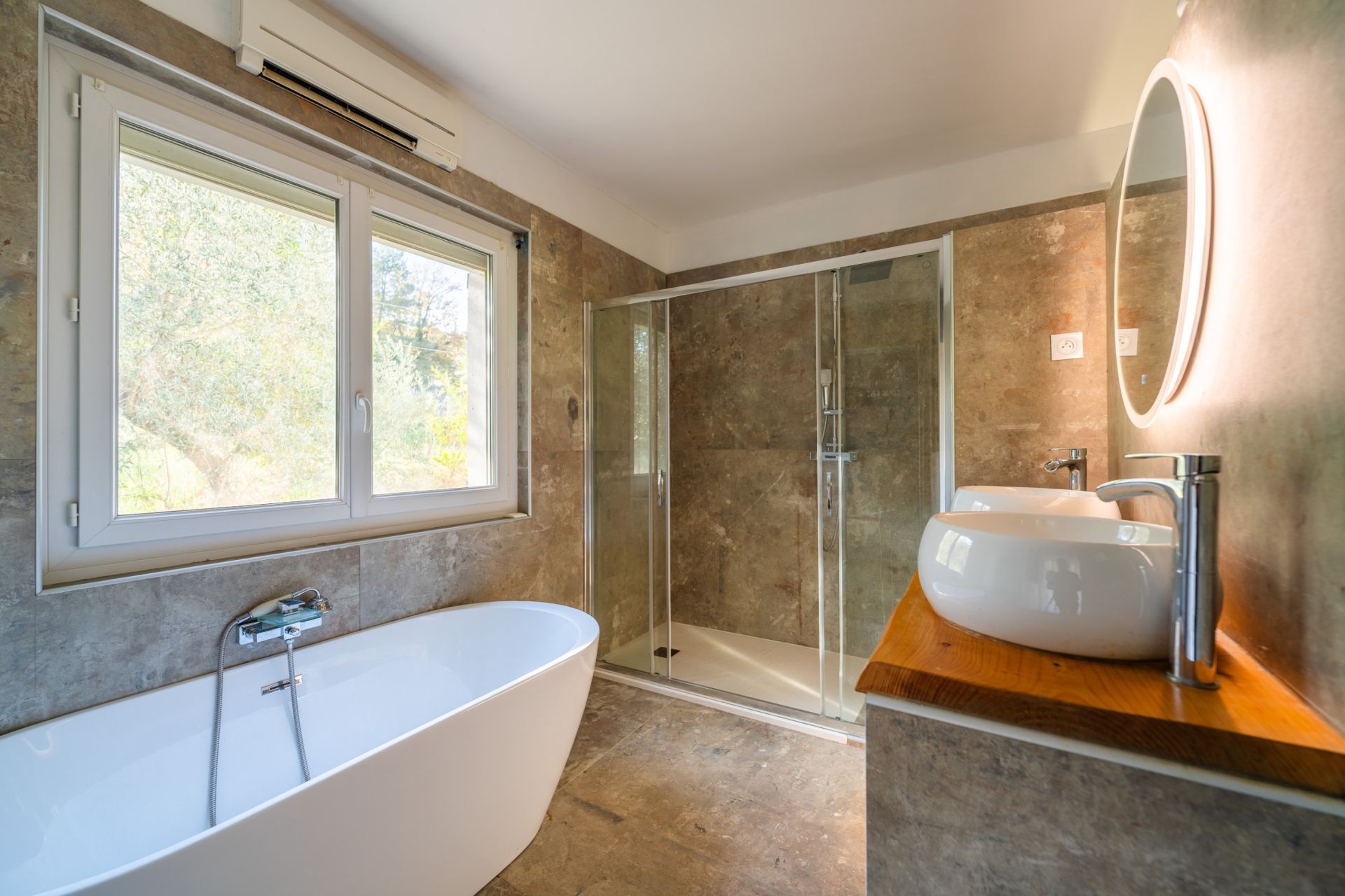 luxury traditional house 8 Rooms for sale on MIMET (13105)