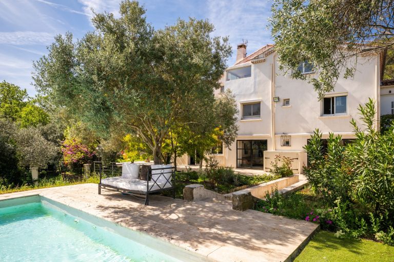 luxury traditional house 8 Rooms for sale on MIMET (13105)