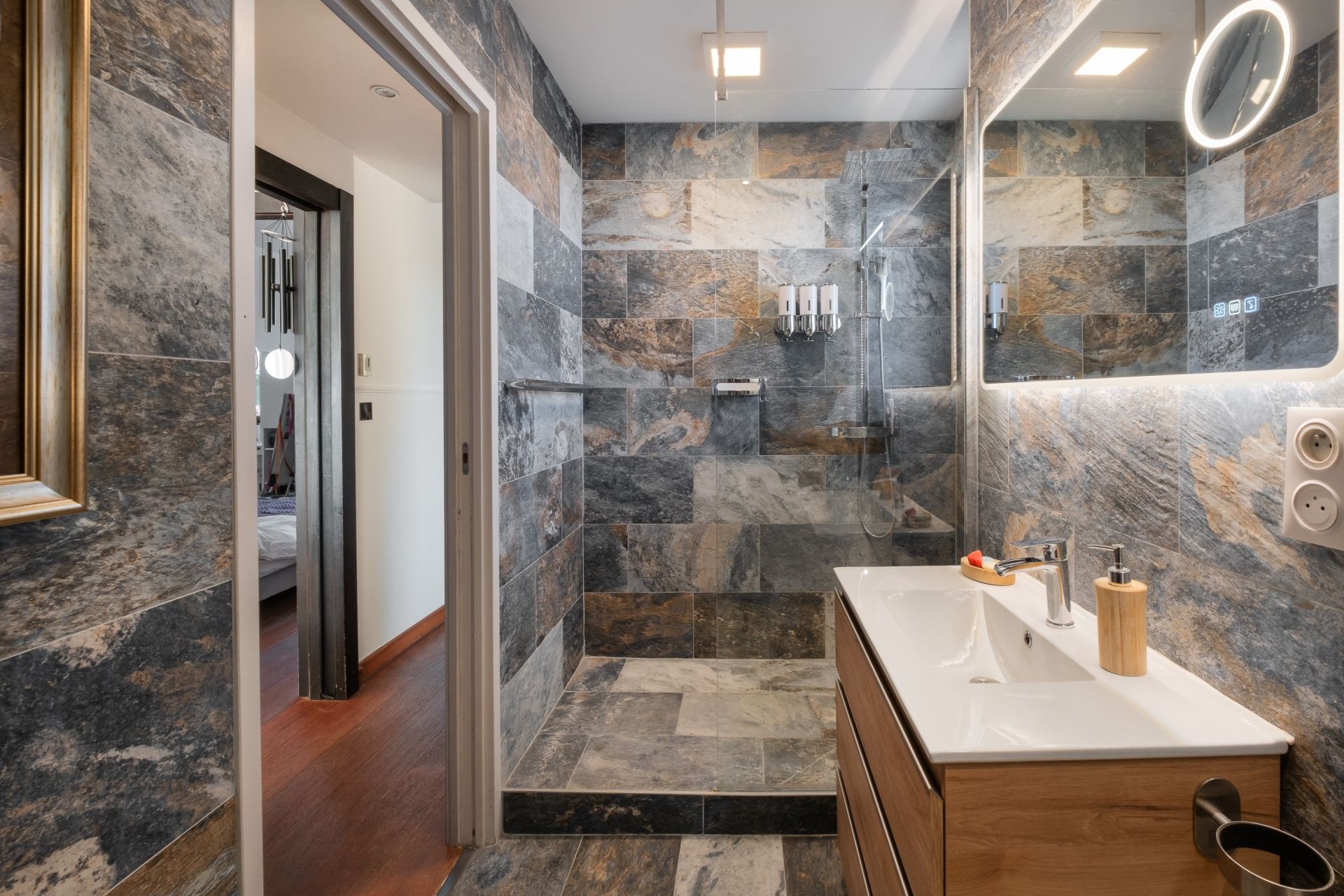 luxury apartment 4 Rooms for sale on SETE (34200)