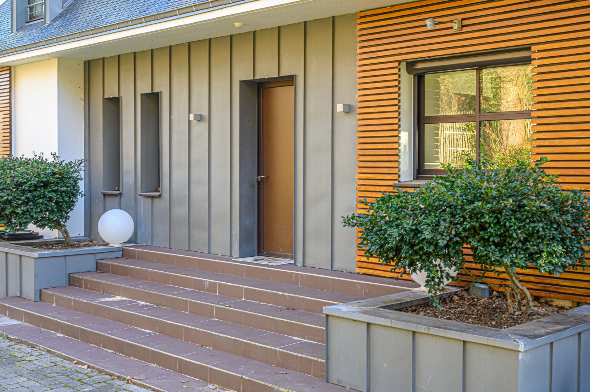 contemporary house 10 Rooms for sale on ARRADON (56610)