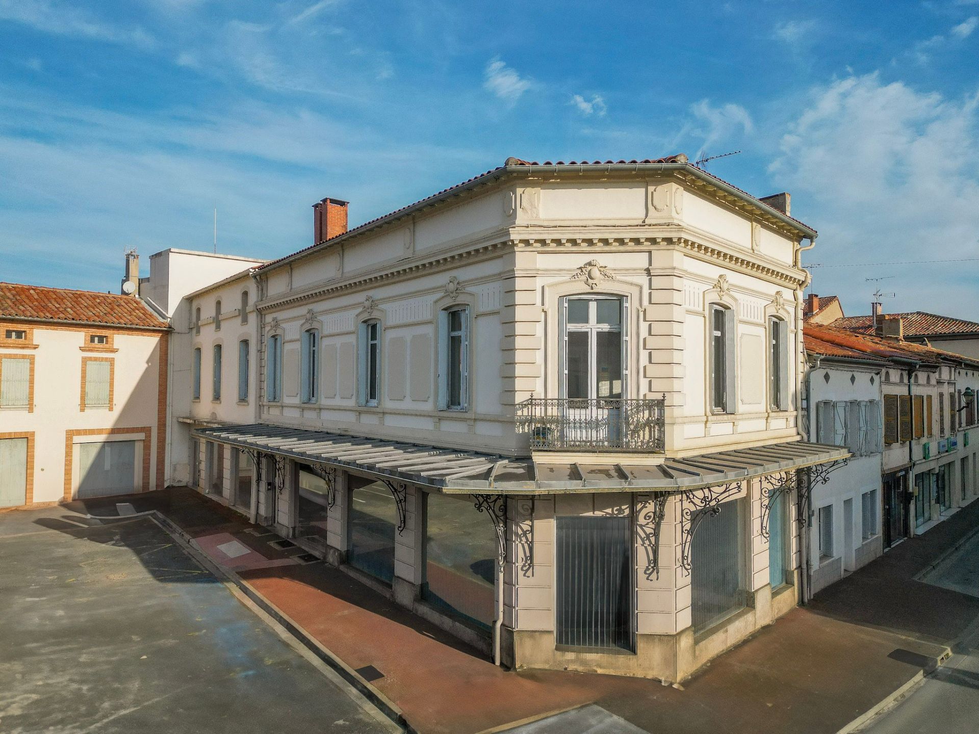 Art Deco building for sale on LAVAUR (81500)