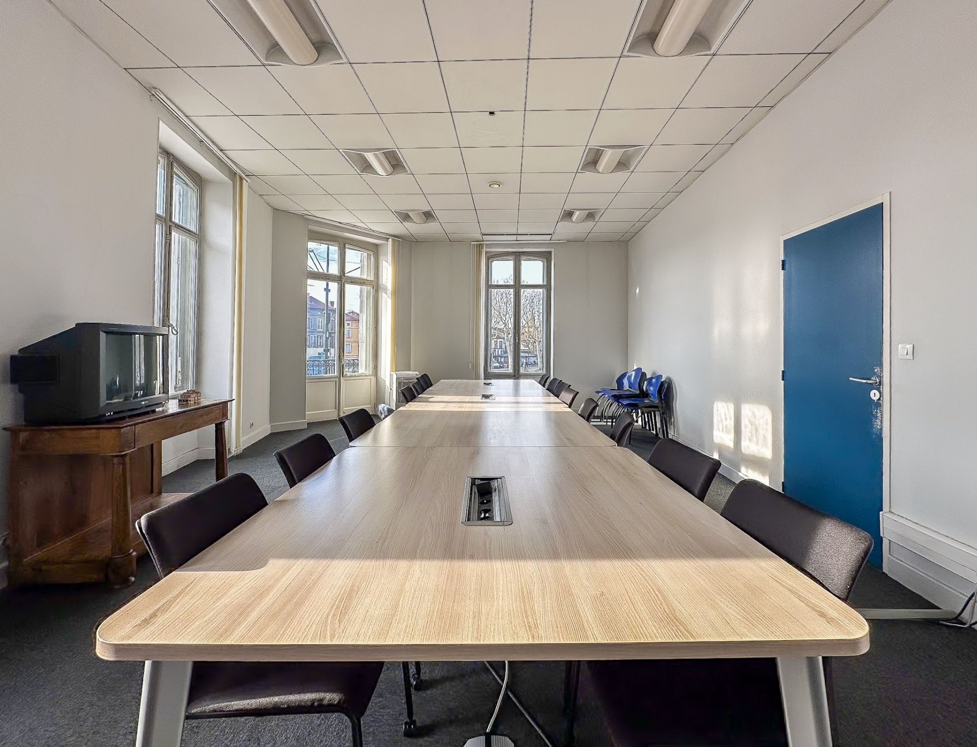 Art Deco building for sale on LAVAUR (81500)